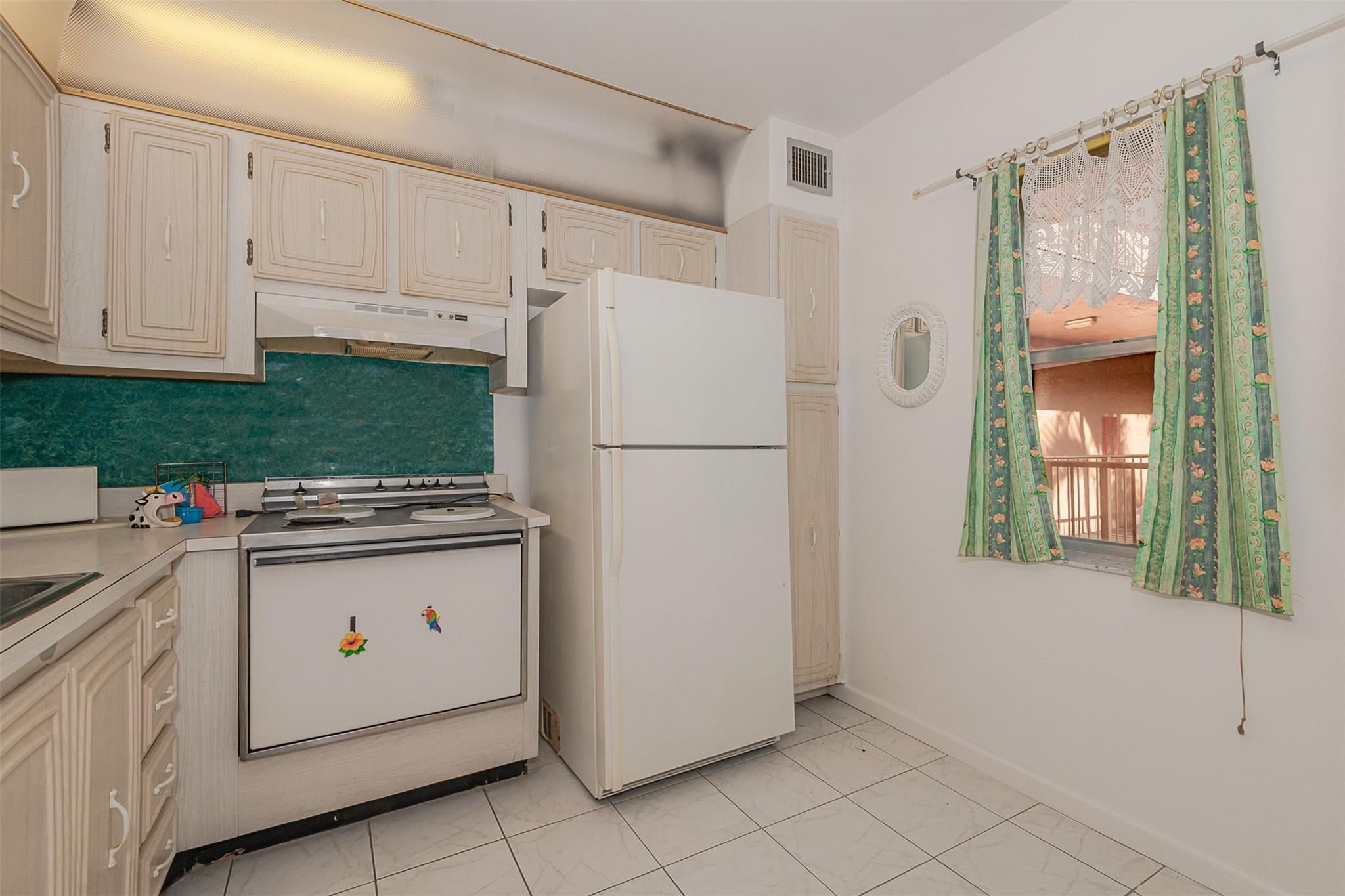2861 Somerset Drive 317, Lauderdale Lakes, FL 33311, Lauderdale Lakes - Photo 2