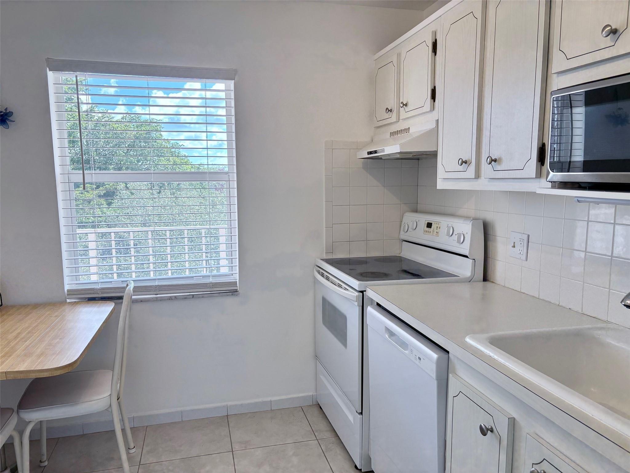 1055 Country Club Drive 404, Margate, FL 33063, Margate - Photo 4