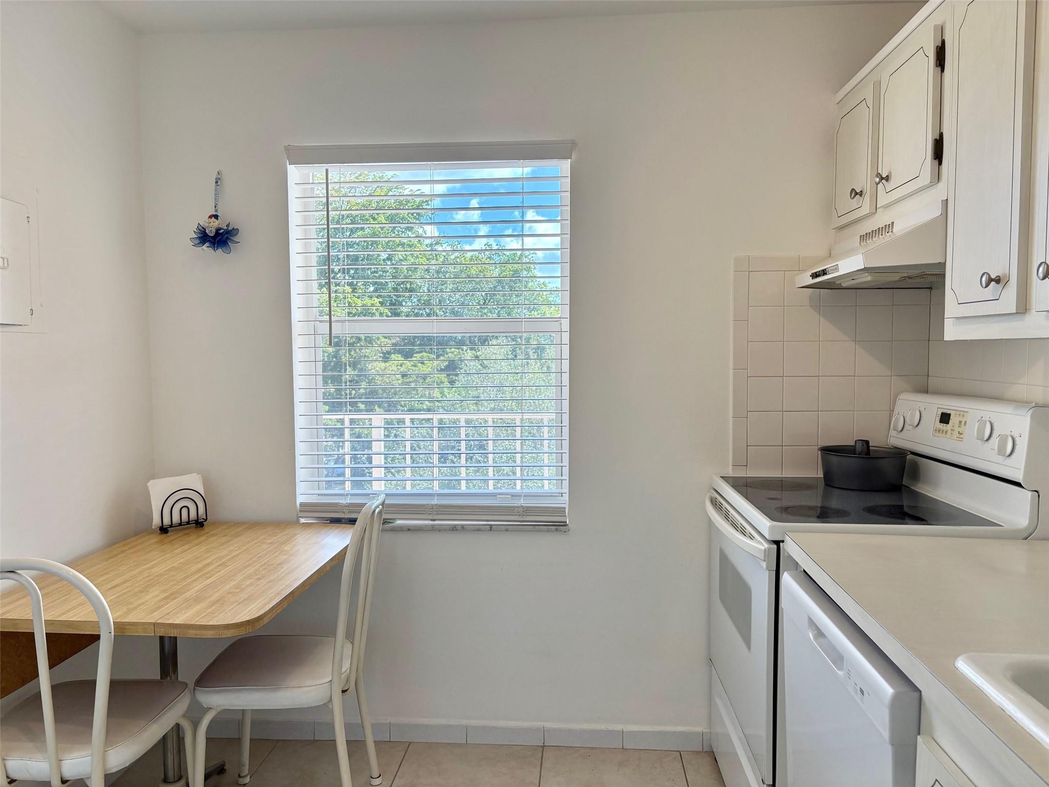 1055 Country Club Drive 404, Margate, FL 33063, Margate - Photo 3