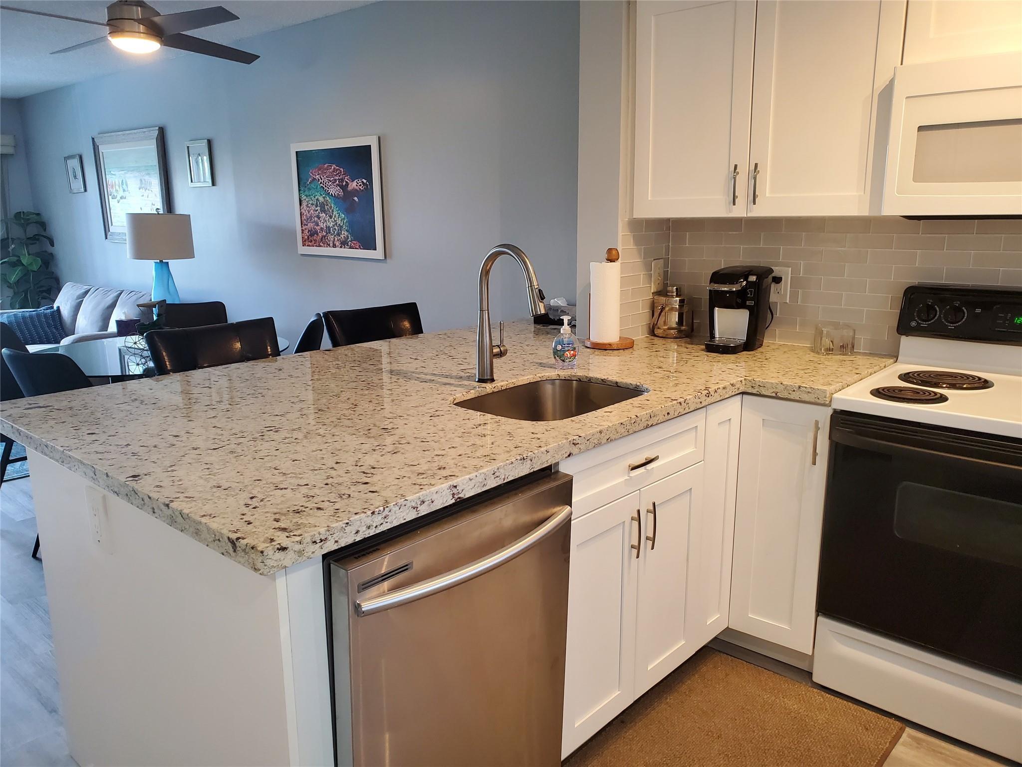 2220 N Cypress Bend Drive 405, Pompano Beach, FL 33069, Pompano Beach - Photo 2