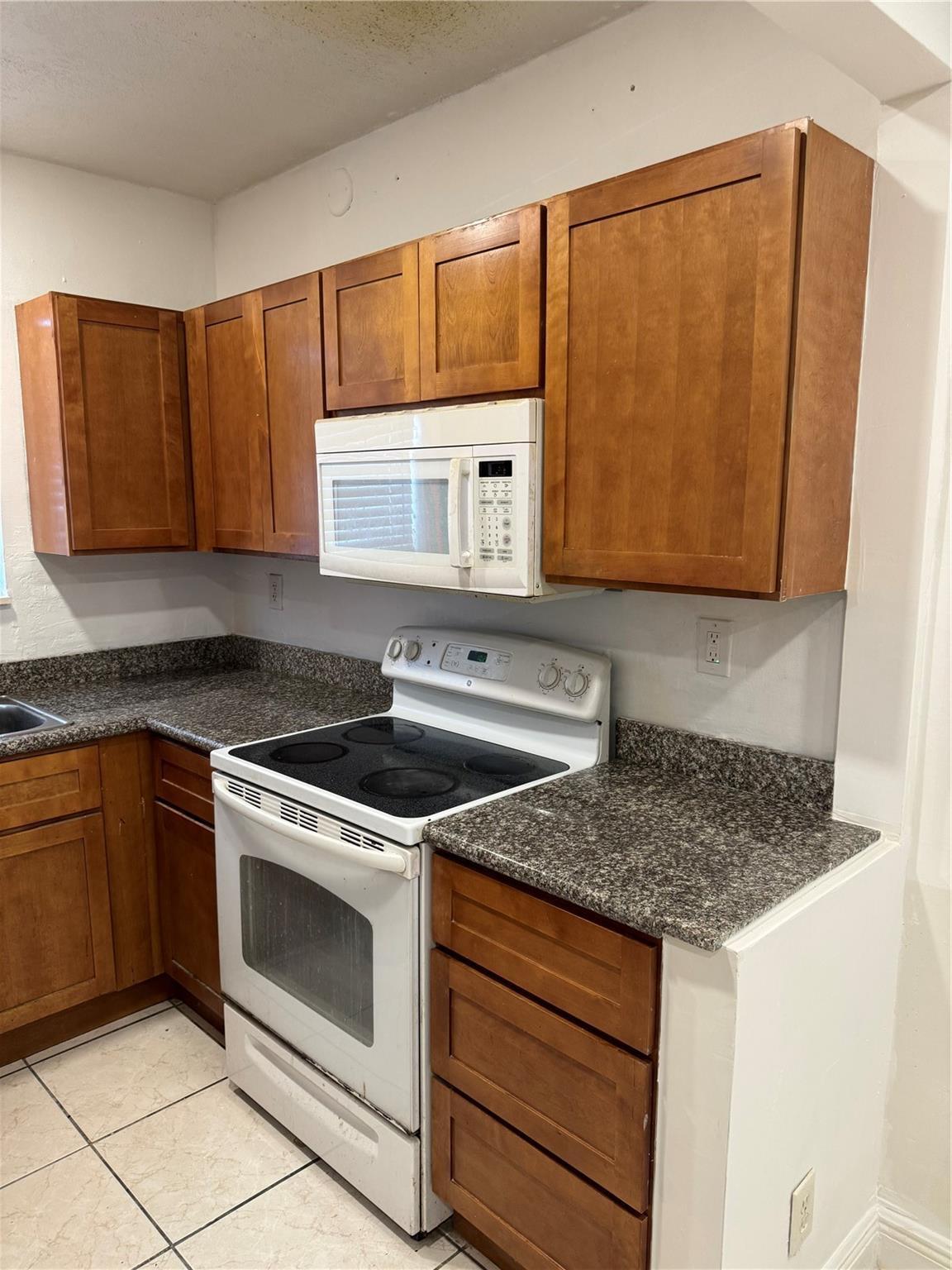 2452 Taylor Street 204, Hollywood, FL 33020, Hollywood - Photo 2