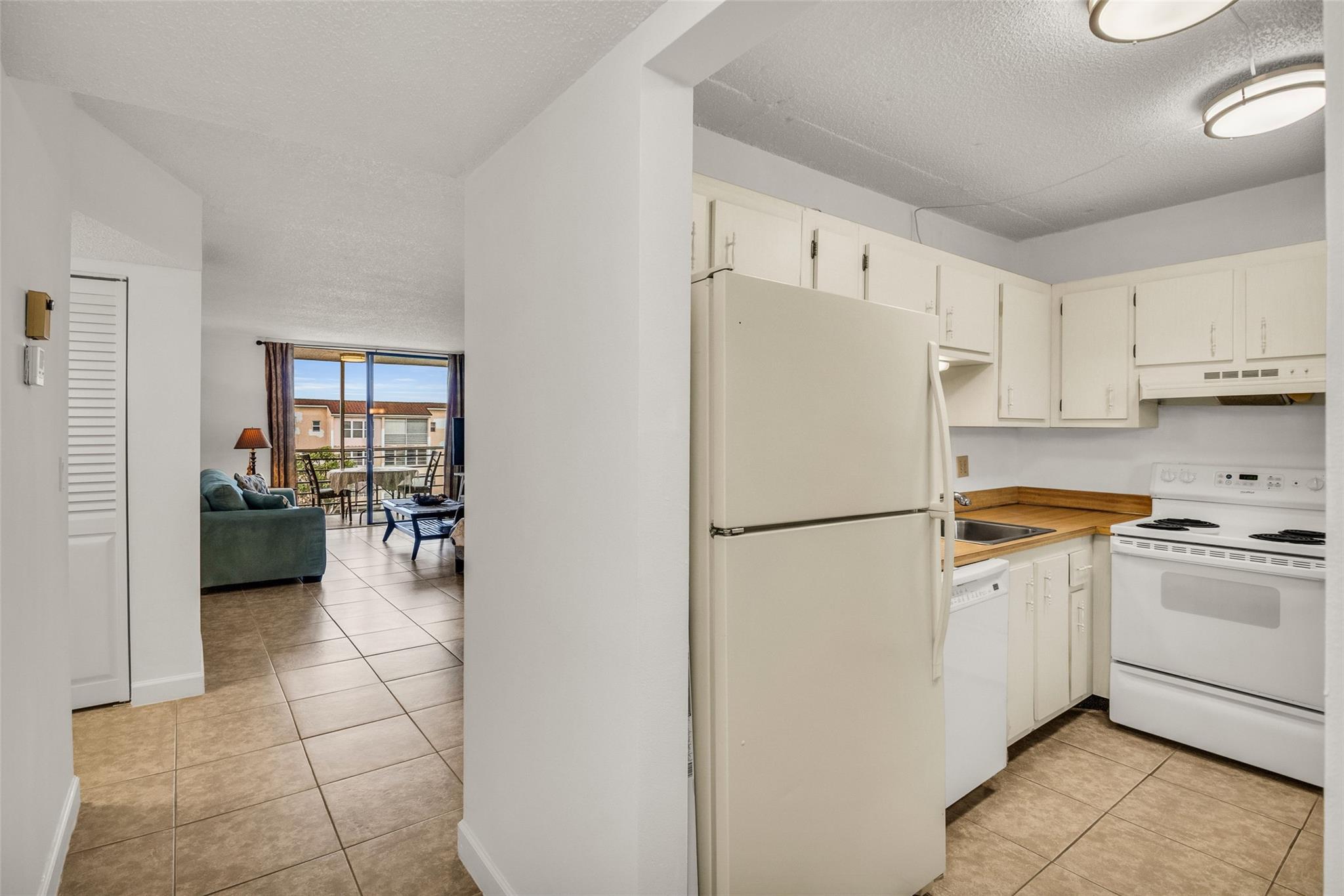 2840 Somerset Drive 403, Lauderdale Lakes, FL 33311, Lauderdale Lakes - Photo 3