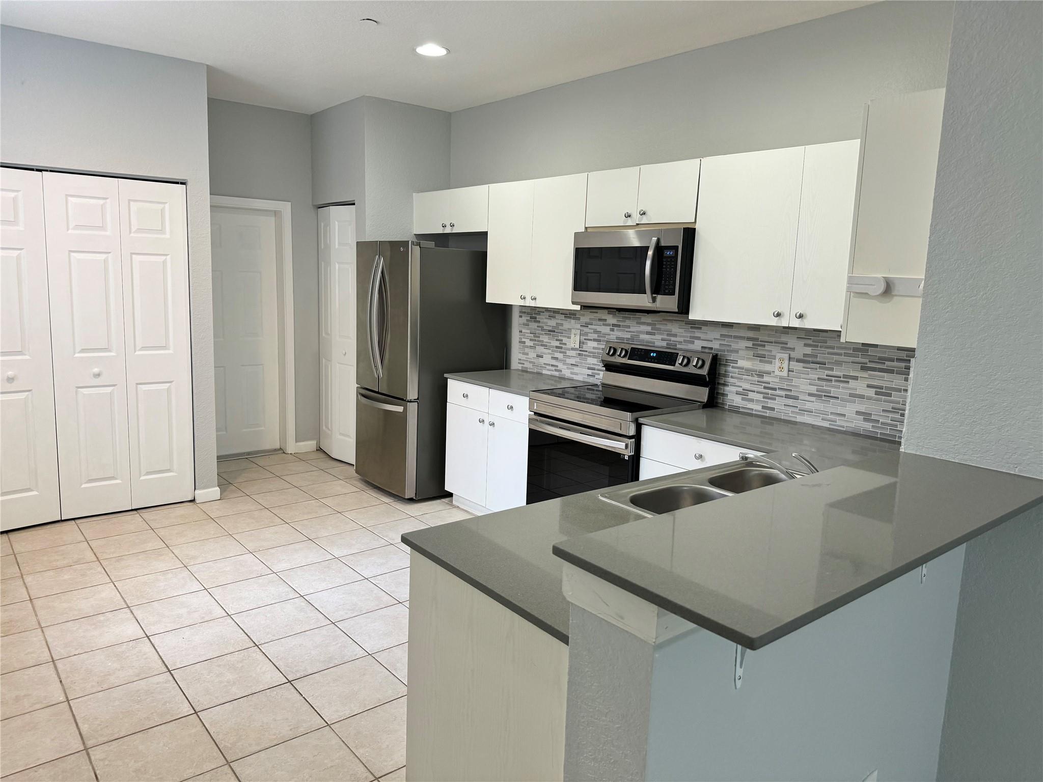 4219 SE Vineyard 4219, Weston, FL 33332, Weston - Photo 4