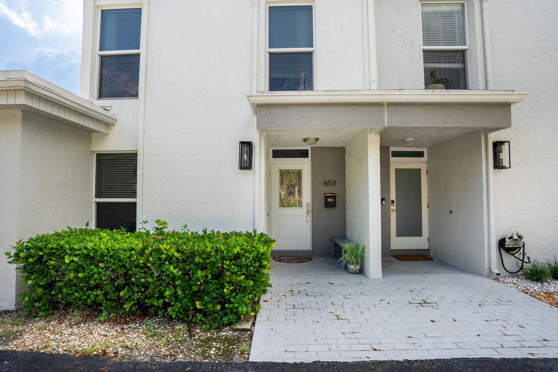 658 Kensington Place 11B, Wilton Manors, FL 33305, Wilton Manors - Photo 2