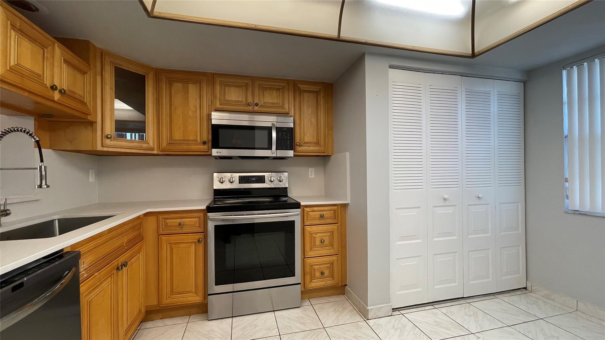 7620 NW 18th Street 203, Margate, FL 33063, Margate - Photo 4