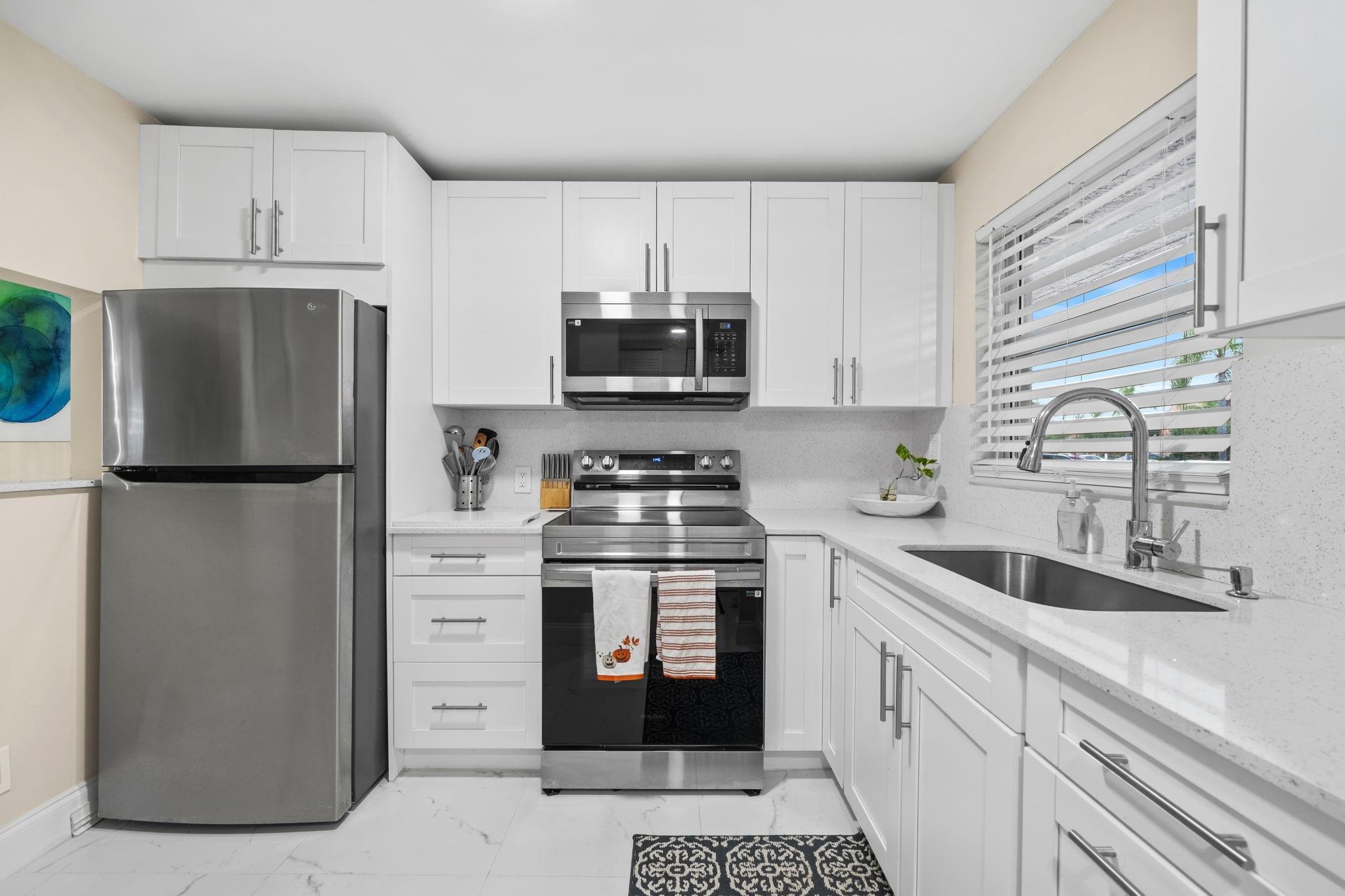 9660 Sunrise Lakes Boulevard 103, Sunrise, FL 33322, Sunrise - Photo 2