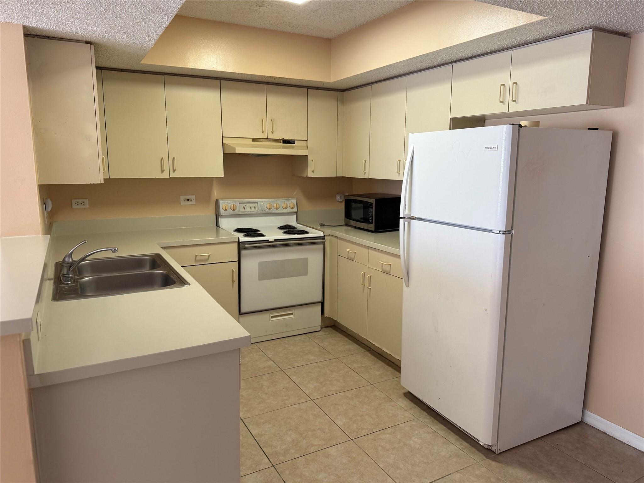 3680 N 56th Avenue 805-B, Hollywood, FL 33021, Hollywood - Photo 2