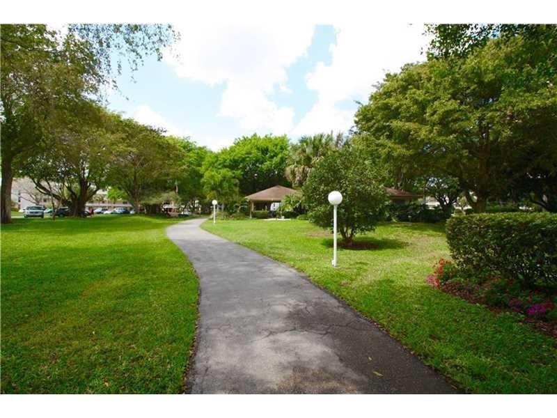 565 Oaks Lane 103, Pompano Beach, FL 33069, Pompano Beach - Photo 4