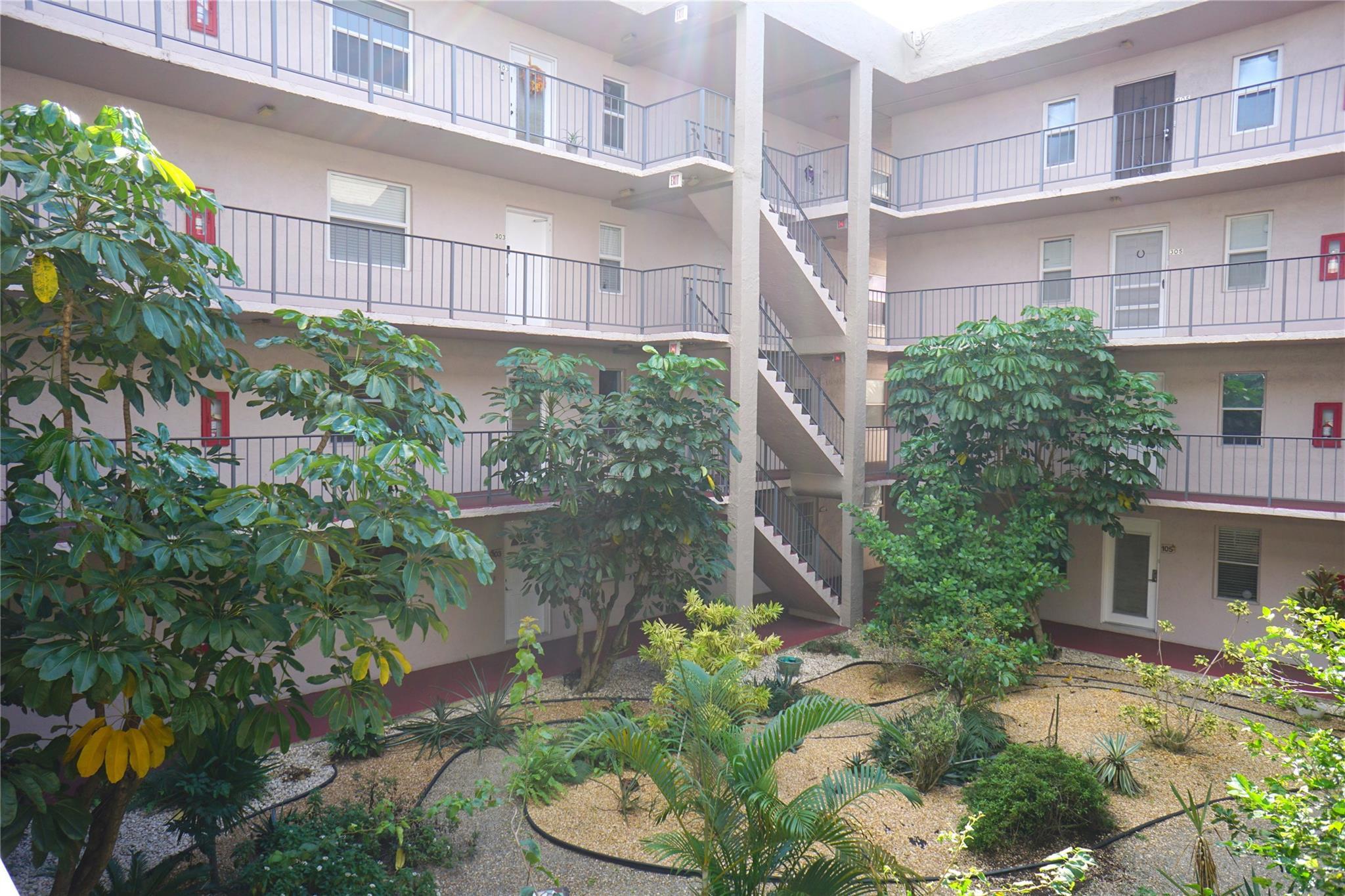 2821 Somerset Drive 203, Lauderdale Lakes, FL 33311, Lauderdale Lakes - Photo 2