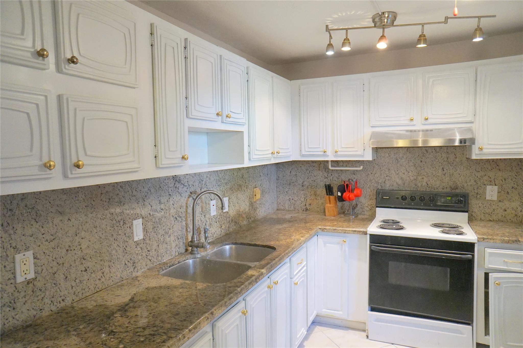 2821 Somerset Drive 203, Lauderdale Lakes, FL 33311, Lauderdale Lakes - Photo 4