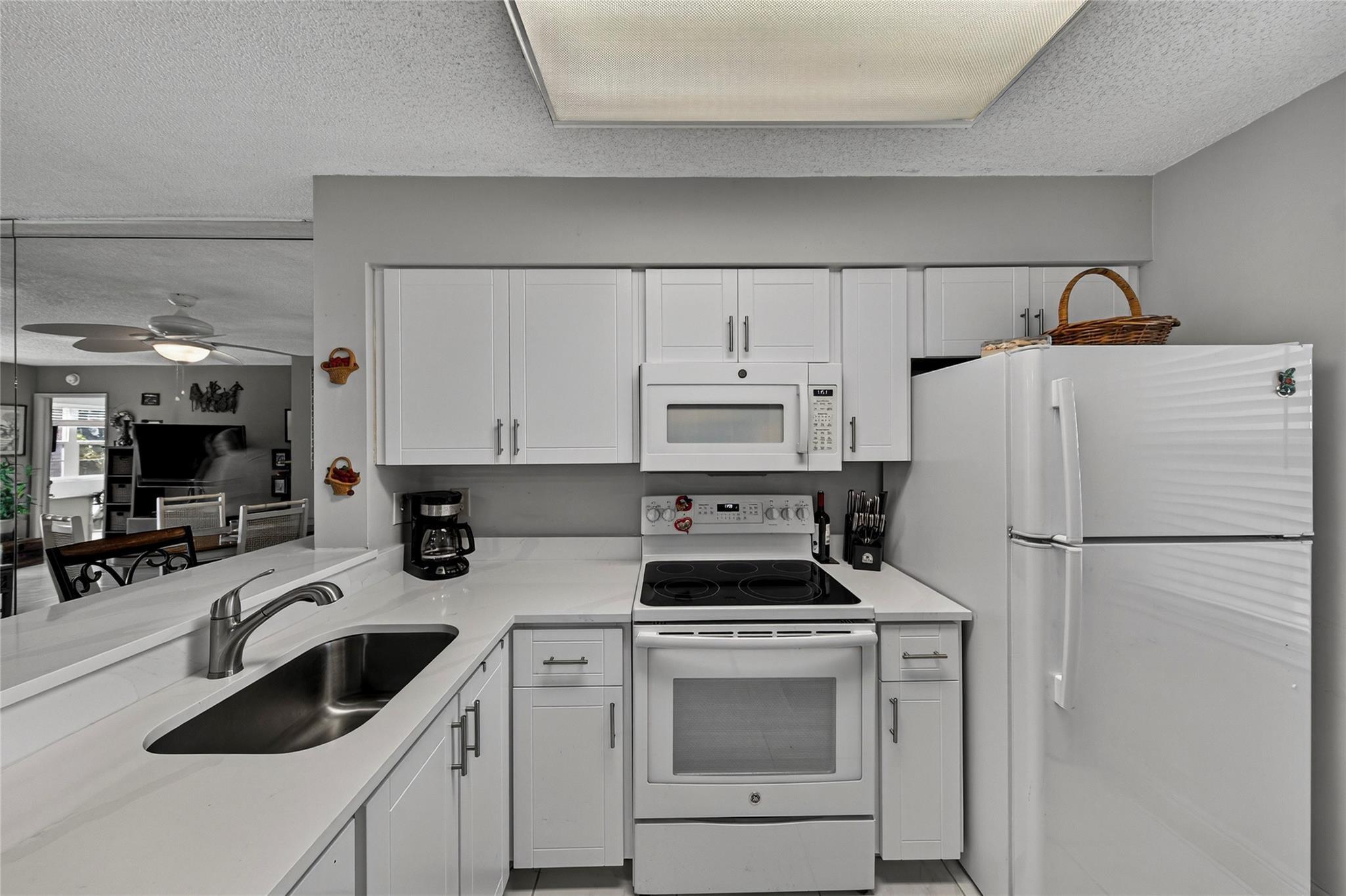 2222 N Cypress Bend Drive 201, Pompano Beach, FL 33069, Pompano Beach - Photo 4