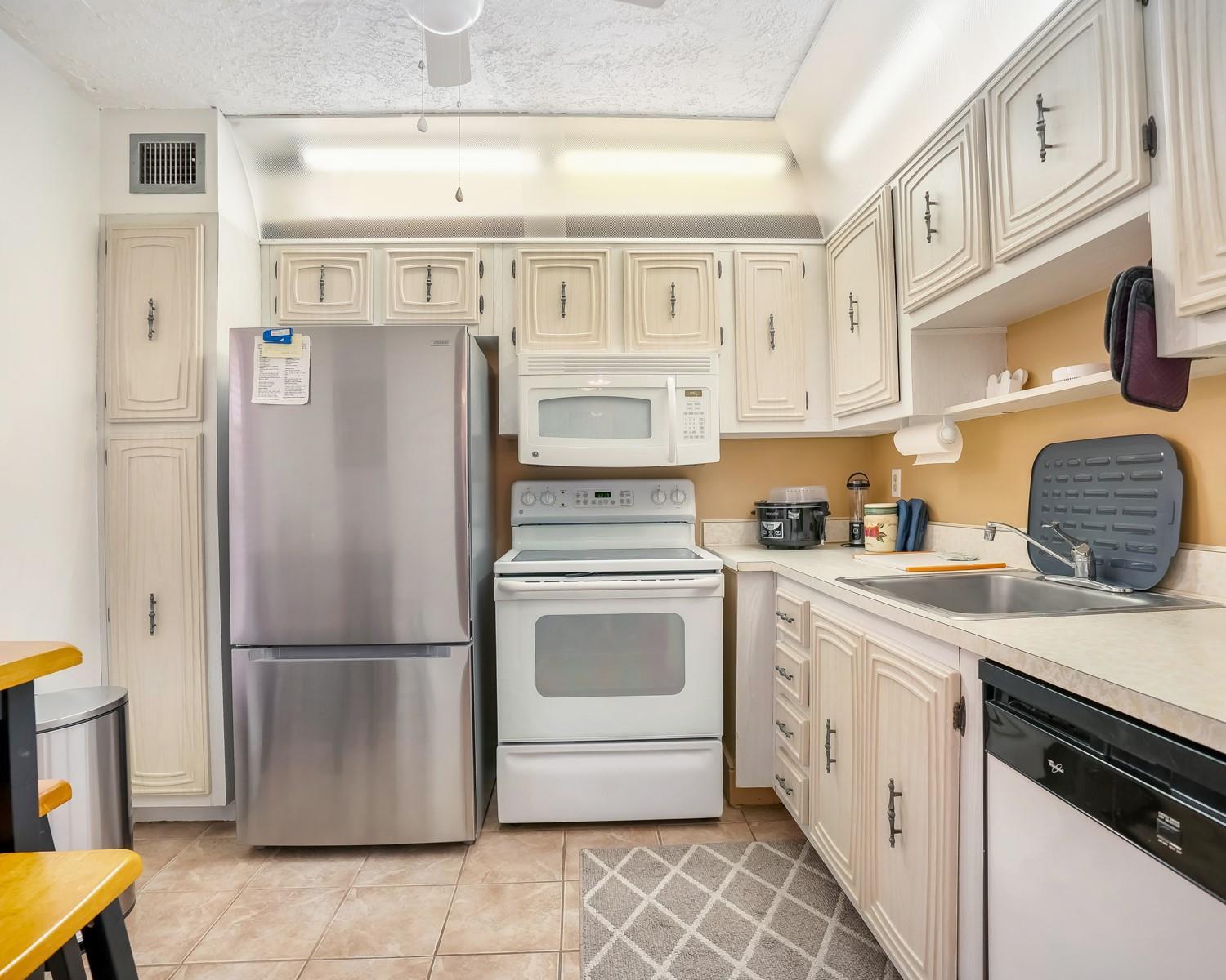 2851 Somerset Drive 205, Lauderdale Lakes, FL 33311, Lauderdale Lakes - Photo 2