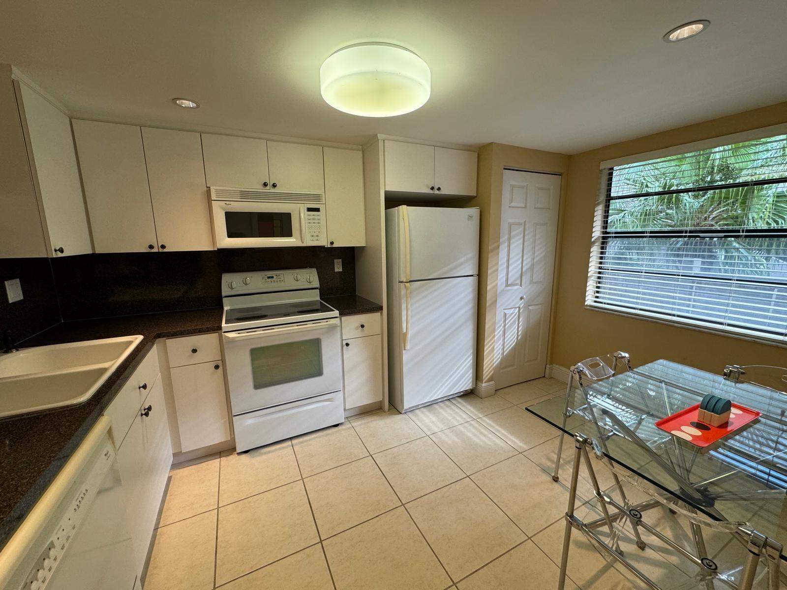 900 Colony Point Circle 407, Pembroke Pines, FL 33026, Pembroke Pines - Photo 4