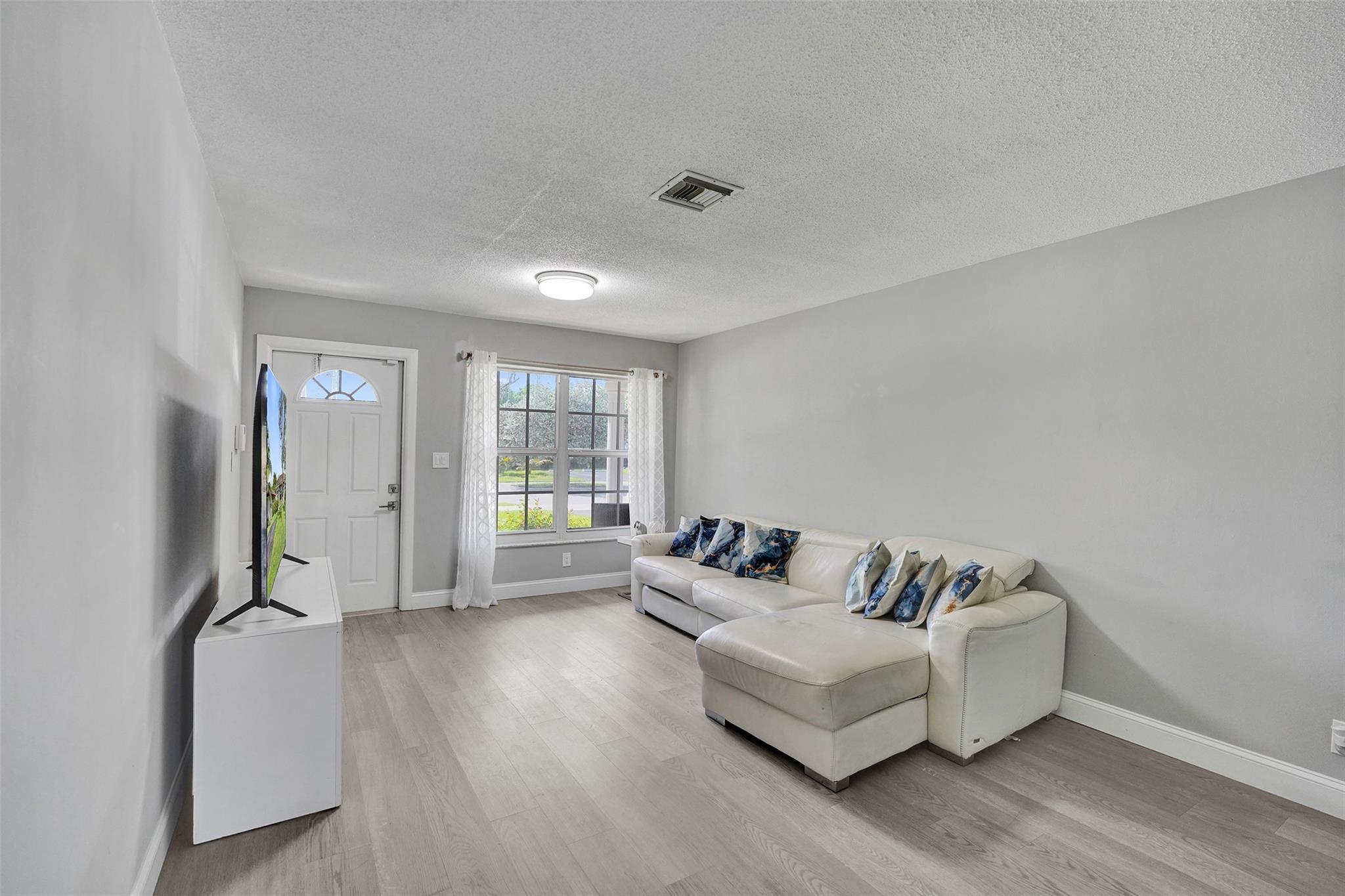 4017 Woodside Drive, Coral Springs, FL 33065, Coral Springs - Photo 4