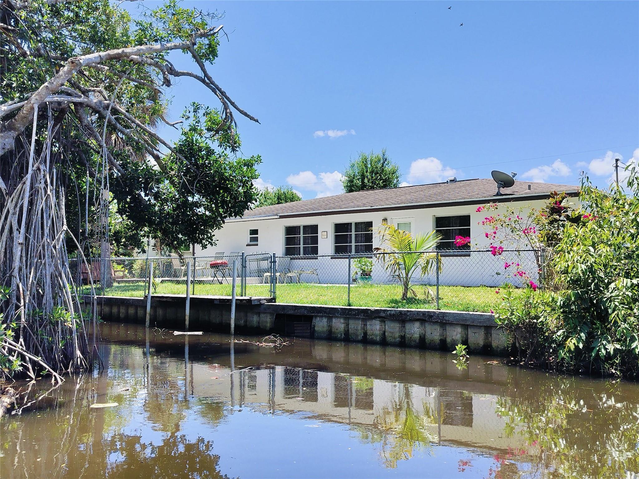 77 Cardinal Drive, North Fort Myers, FL 33917, North Fort Myers - Photo 2
