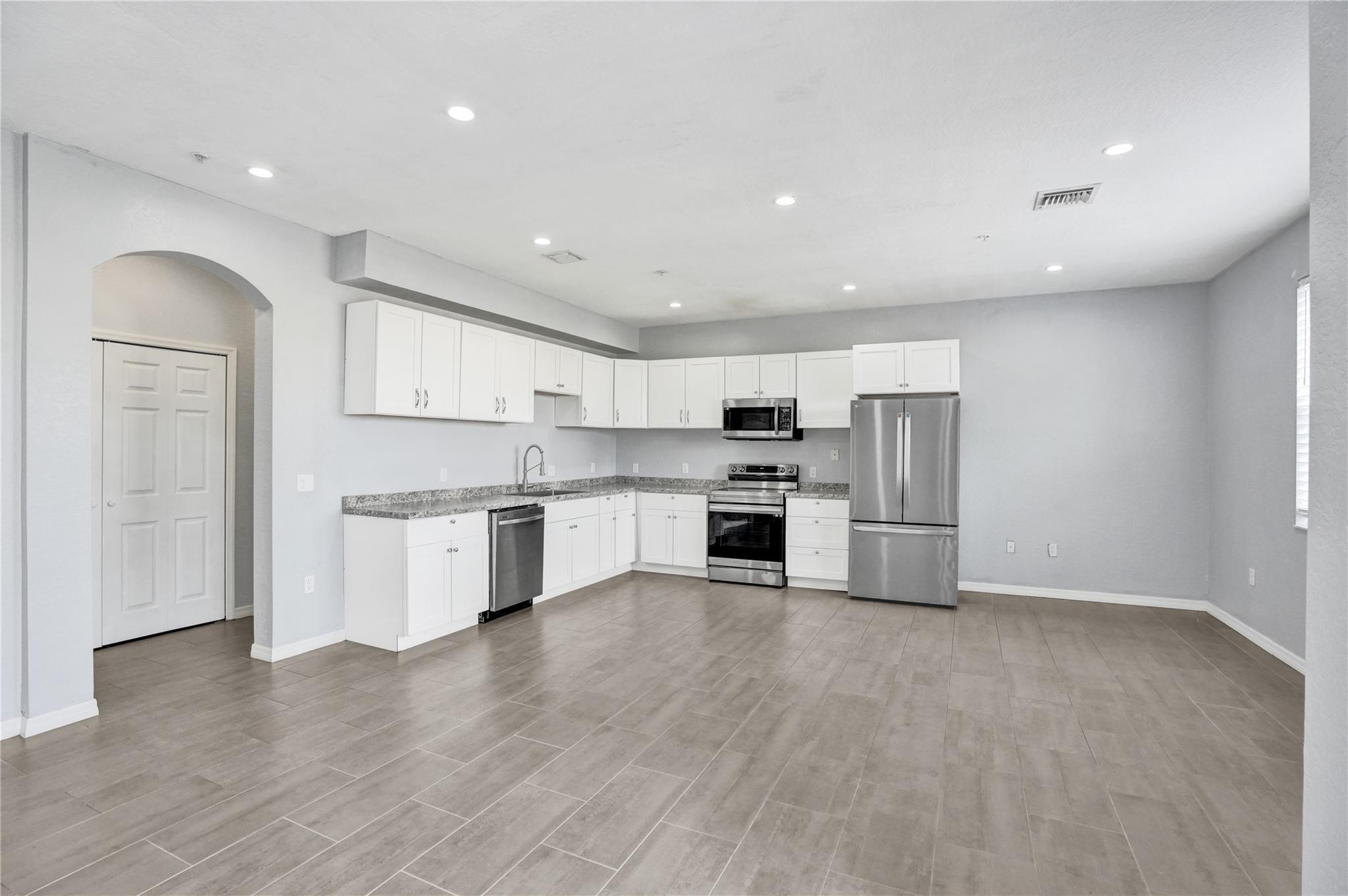 2137 Shoma Drive 156 Bldg 17, Royal Palm Beach, FL 33414, Royal Palm Beach - Photo 2