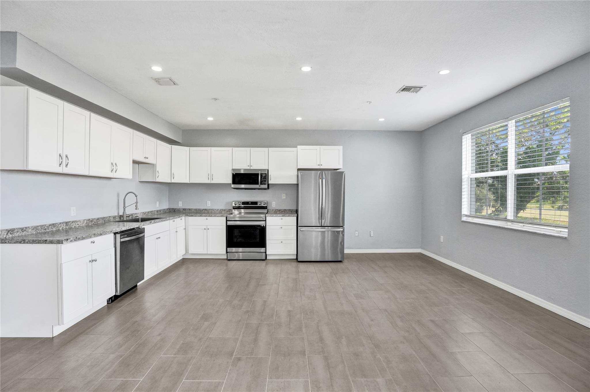 2137 Shoma Drive 156 Bldg 17, Royal Palm Beach, FL 33414, Royal Palm Beach - Photo 3