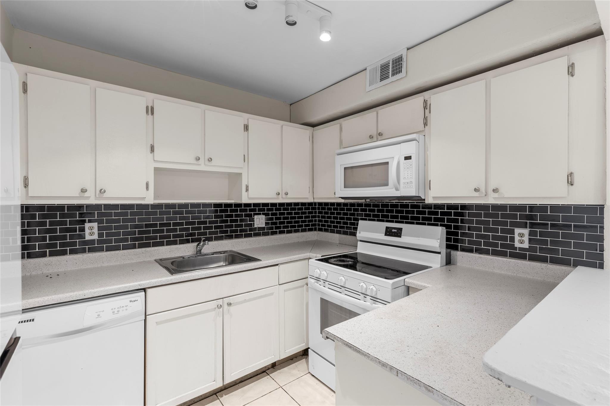 2017 NW 46th Avenue 409A, Lauderhill, FL 33313, Lauderhill - Photo 3