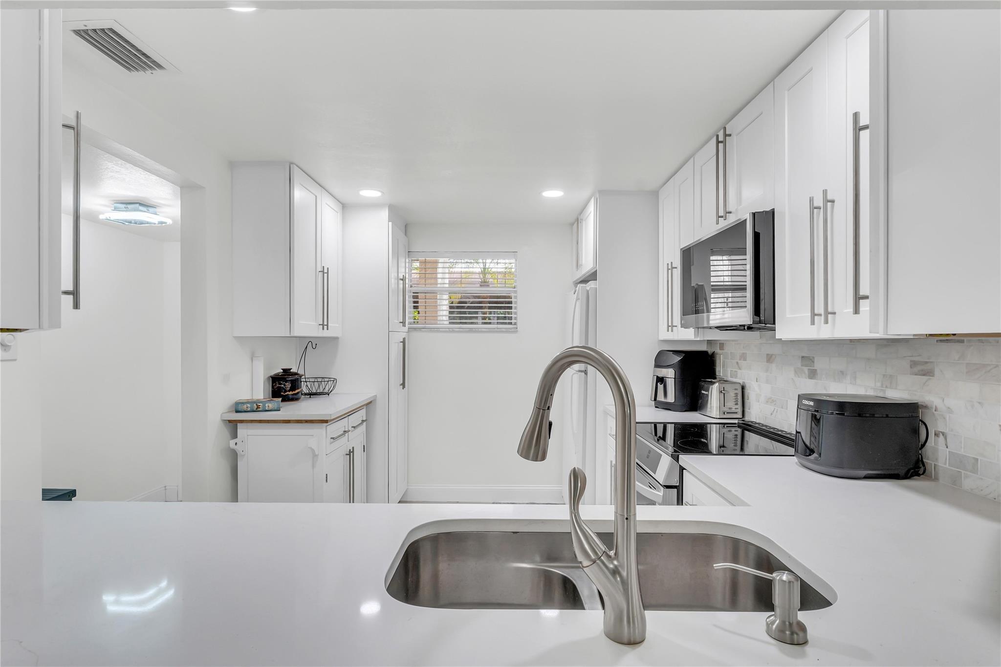 3920 Inverrary Boulevard 104-C, Lauderhill, FL 33319, Lauderhill - Photo 2