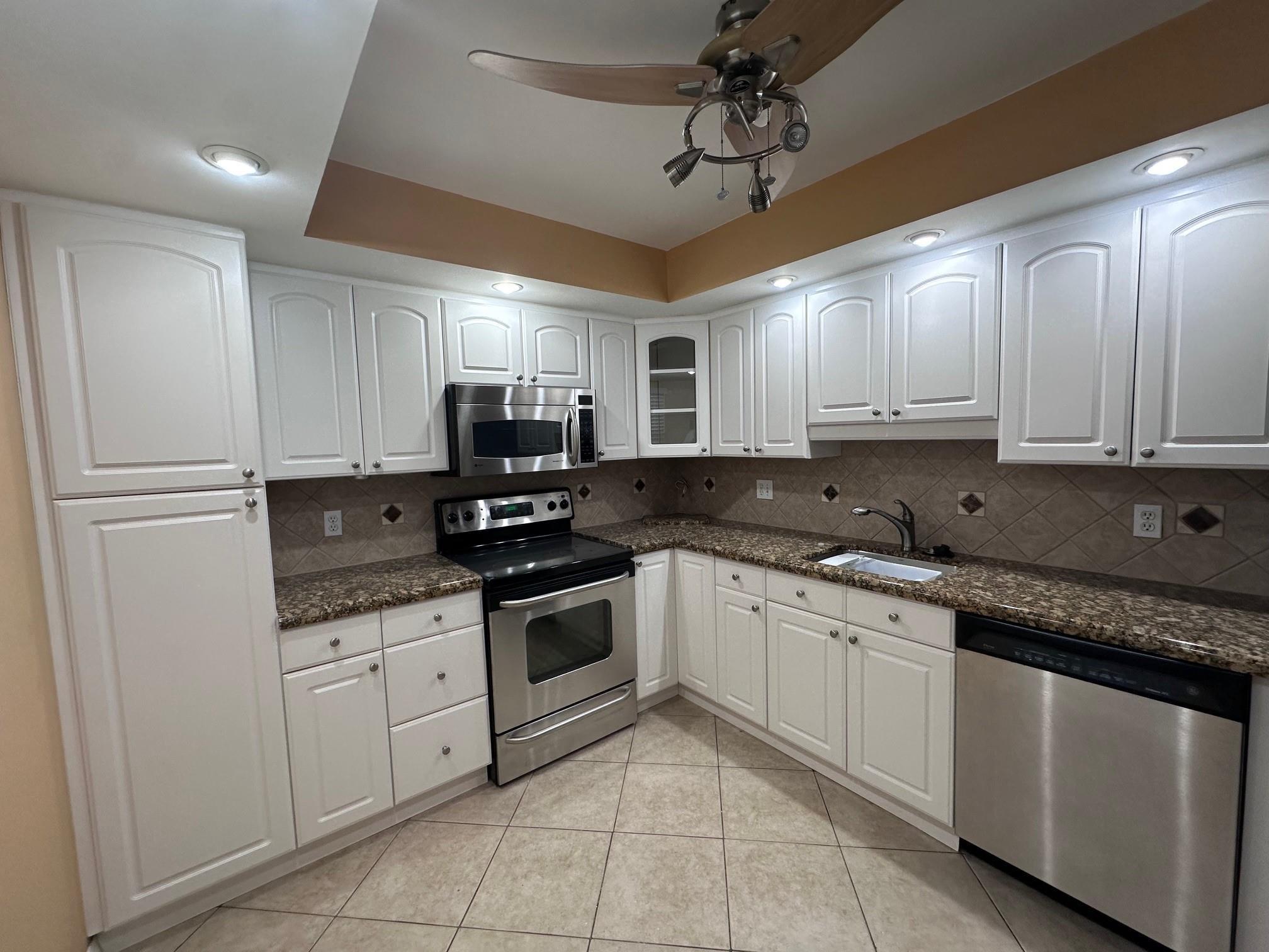 3850 Oaks Clubhouse Drive 403, Pompano Beach, FL 33069, Pompano Beach - Photo 4