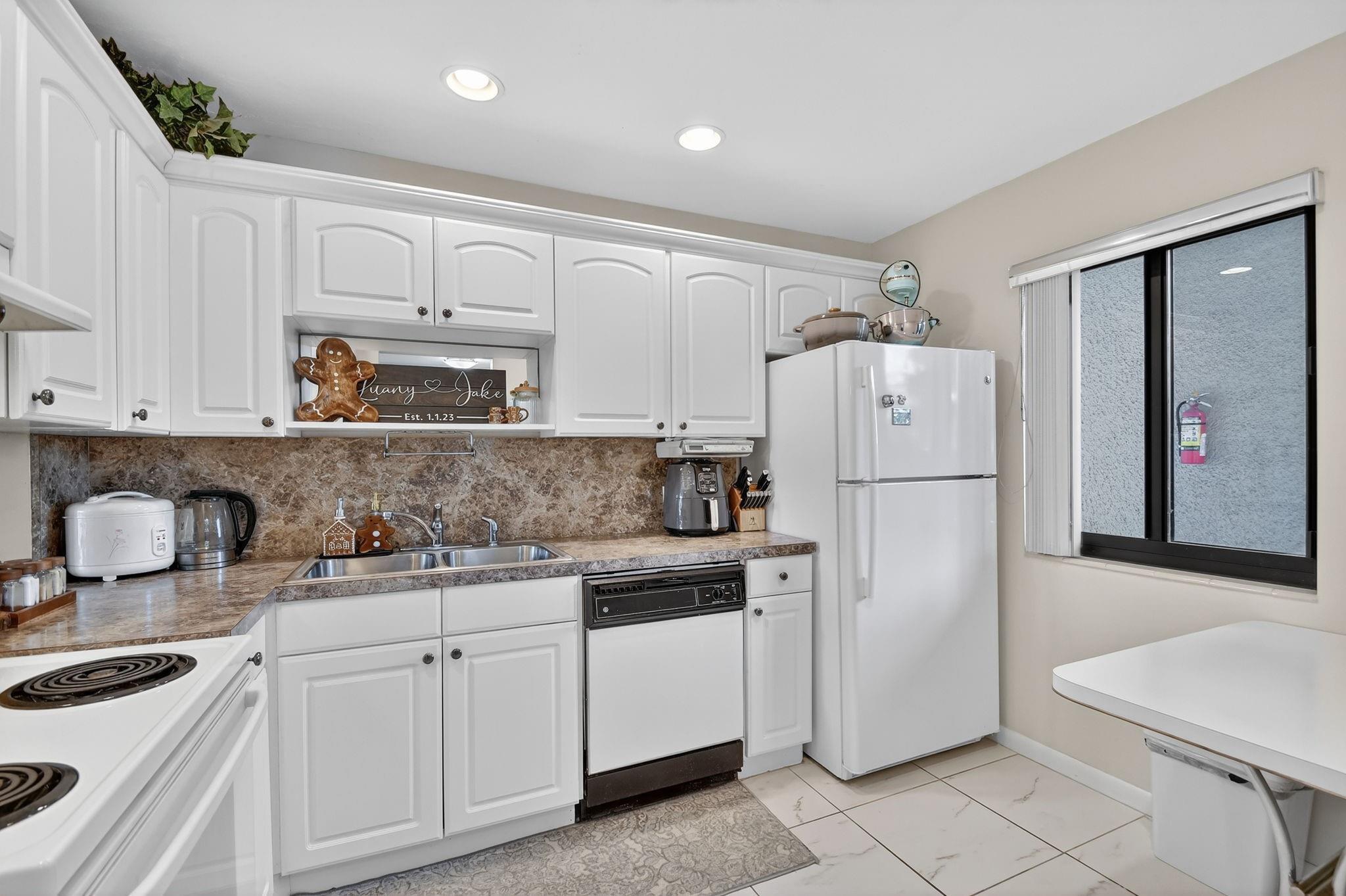 4272 Deste Court 106, Lake Worth, FL 33467, Lake Worth - Photo 3