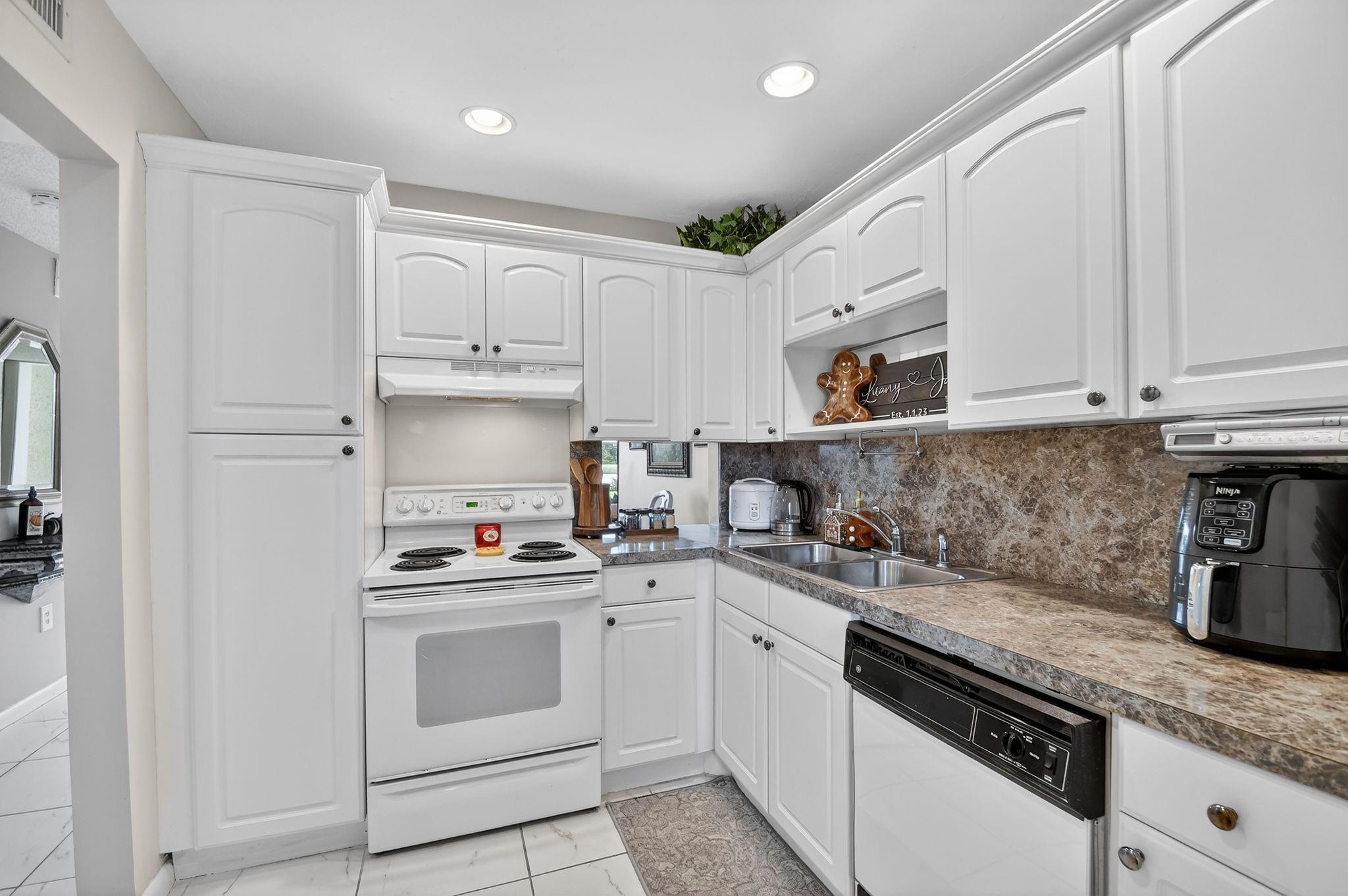 4272 Deste Court 106, Lake Worth, FL 33467, Lake Worth - Photo 5