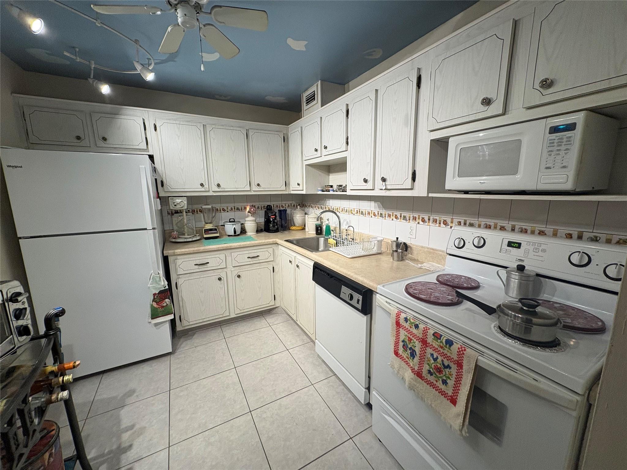 , North Lauderdale - Photo 4