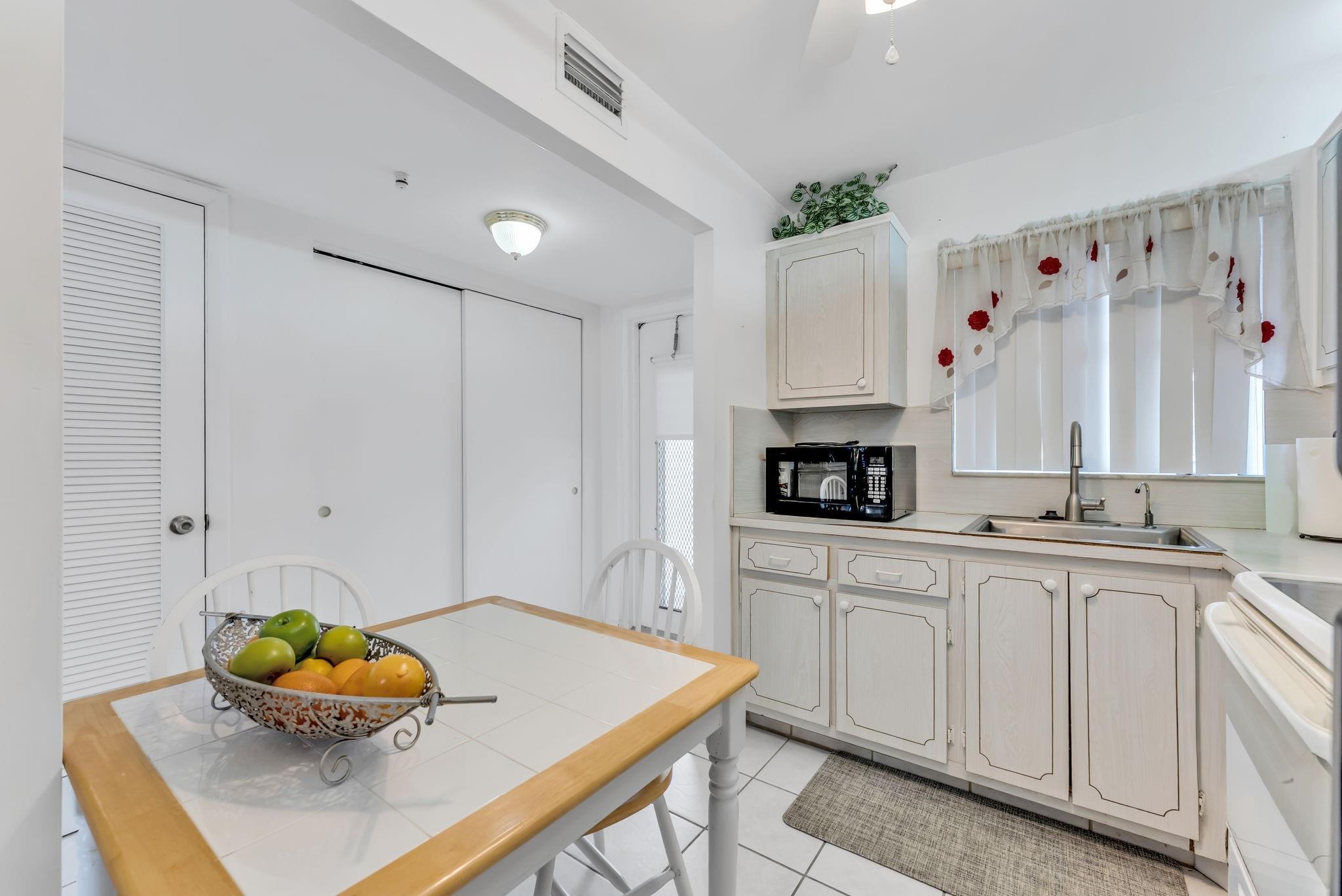 8950 Sunrise Lakes Boulevard 210, Sunrise, FL 33322, Sunrise - Photo 3