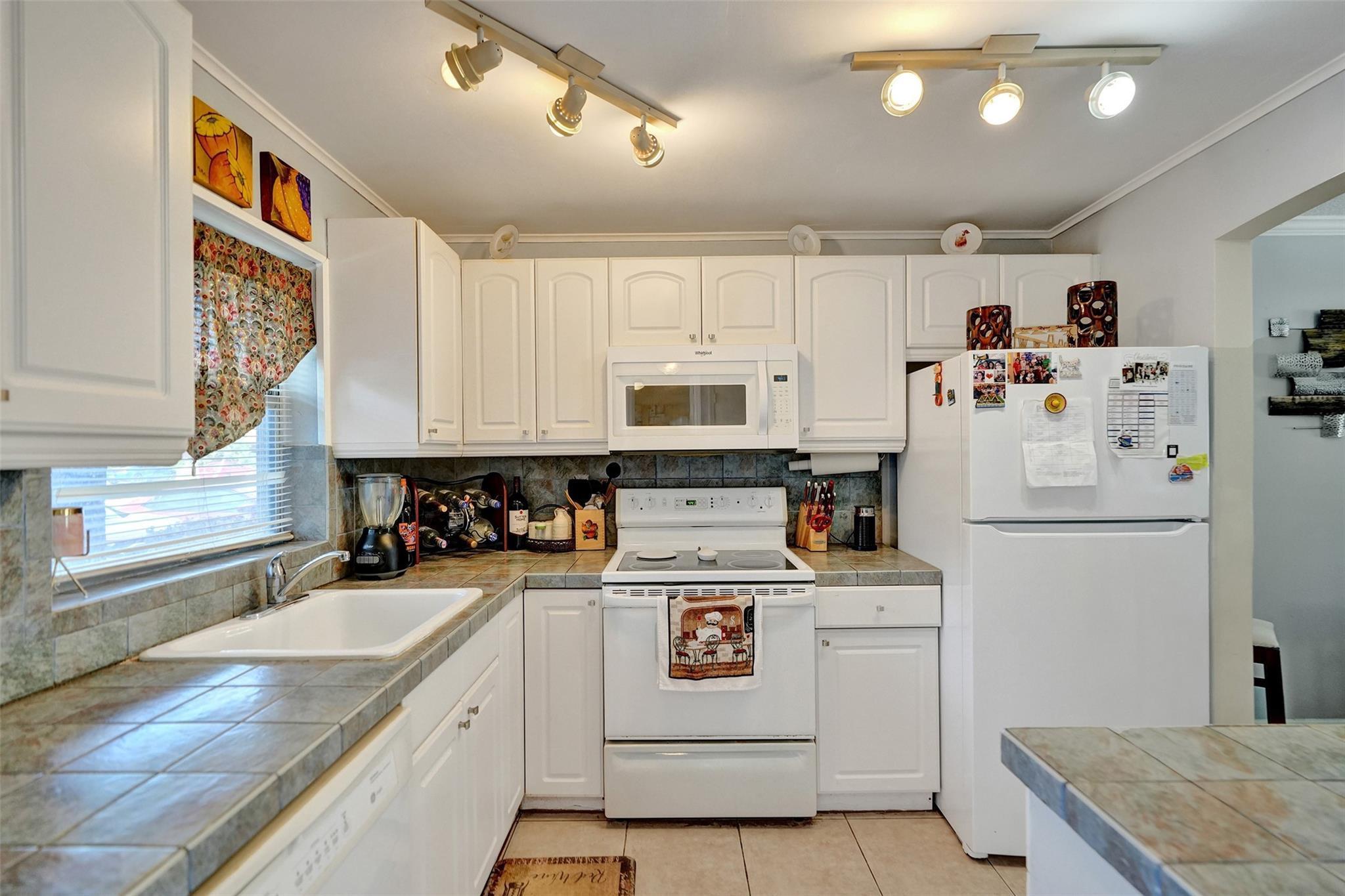 9821 Sunrise Lakes Boulevard 106, Sunrise, FL 33322, Sunrise - Photo 4