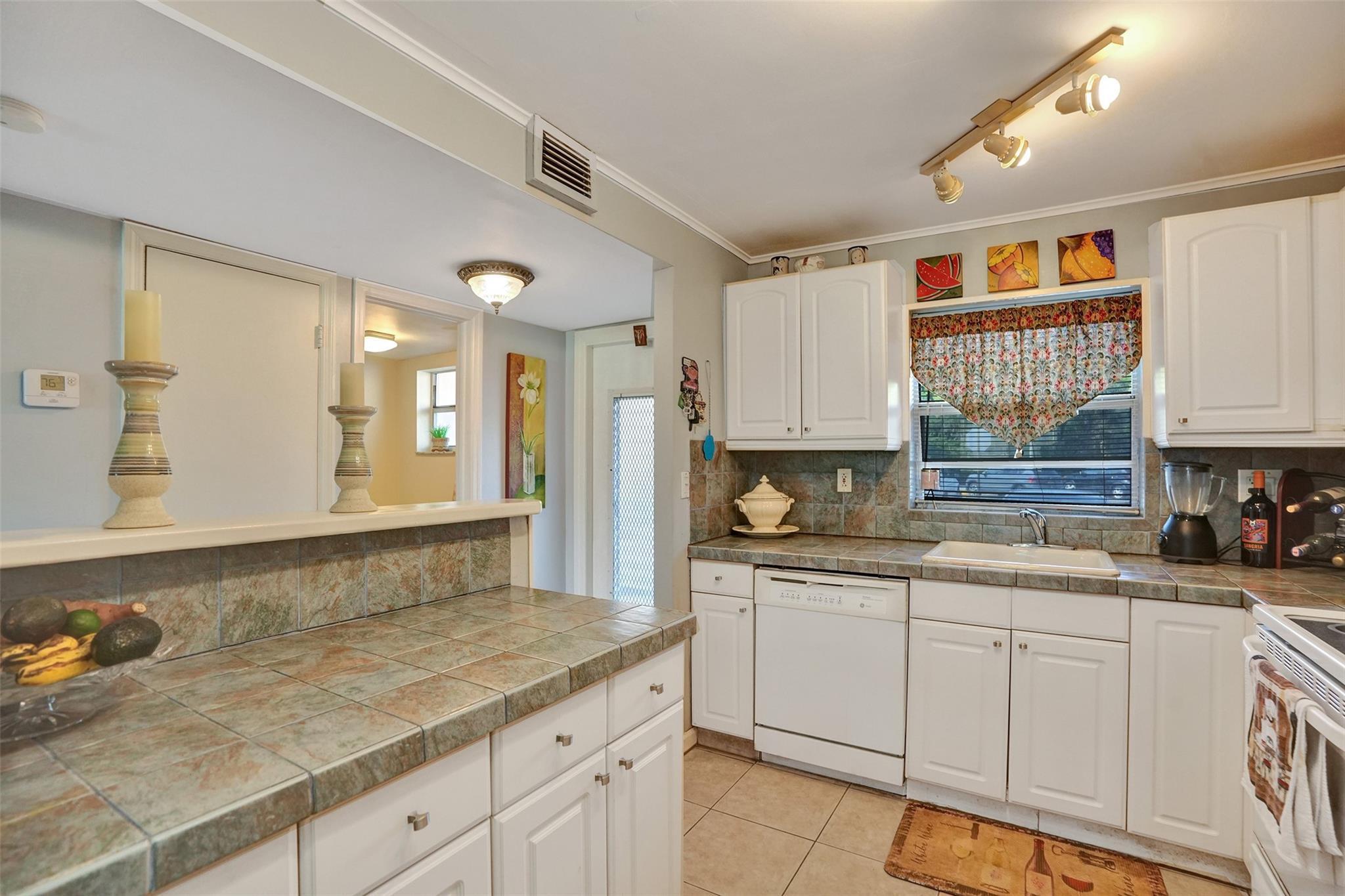 9821 Sunrise Lakes Boulevard 106, Sunrise, FL 33322, Sunrise - Photo 5