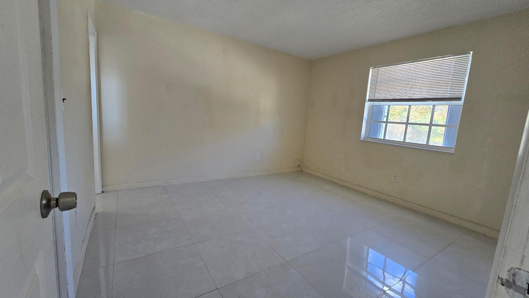 1290 NE 142nd Street 6, North Miami, FL 33161, North Miami - Photo 3