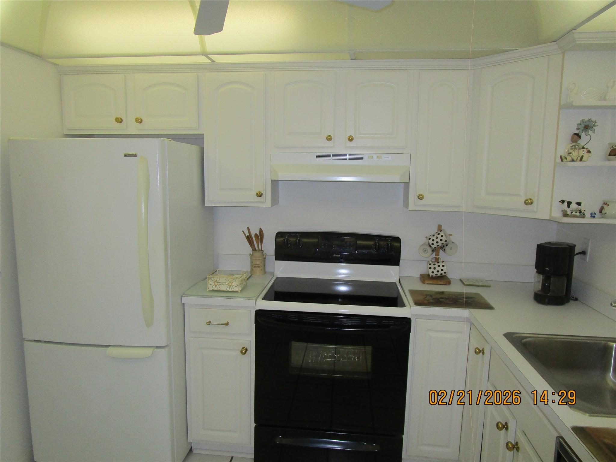 9350 Sunrise Lakes Boulevard 103, Sunrise, FL 33322, Sunrise - Photo 2