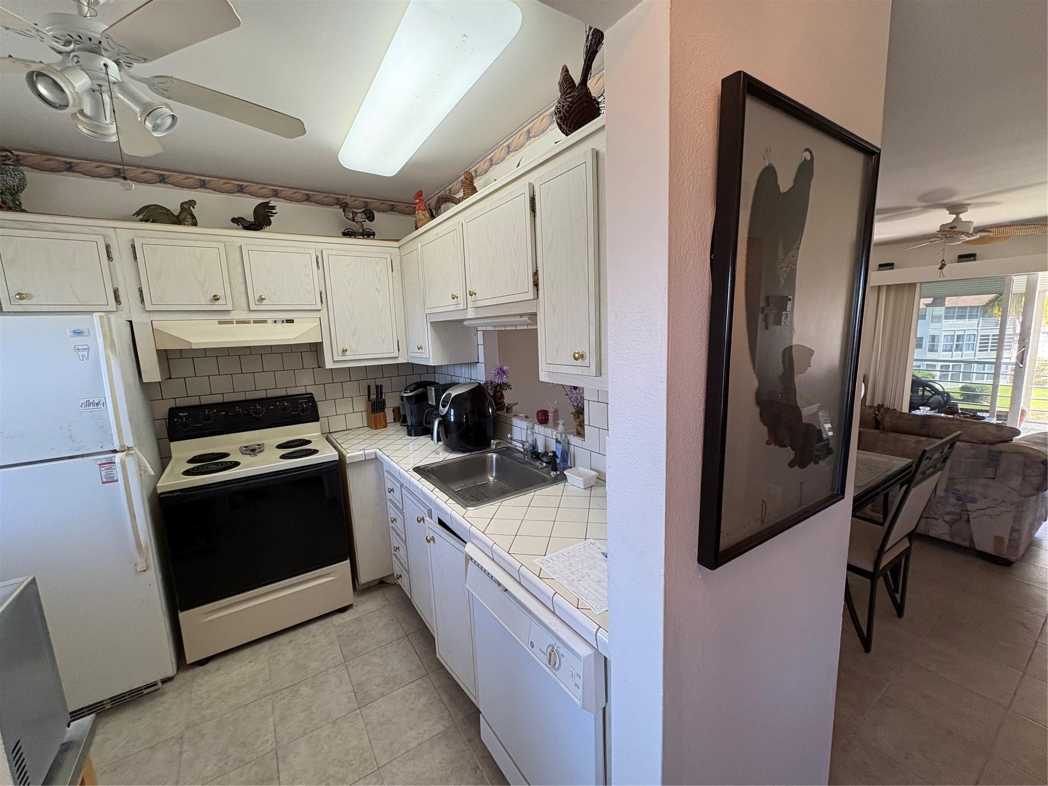 3506 NW 49th Avenue 604, Lauderdale Lakes, FL 33319, Lauderdale Lakes - Photo 4