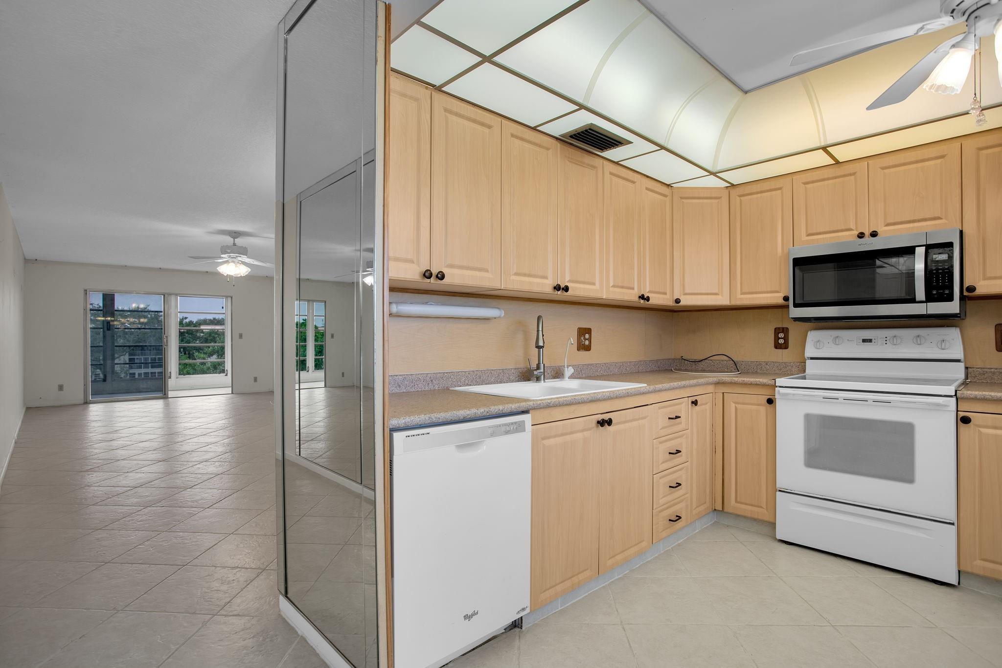 2202 Lucaya D4, Coconut Creek, FL 33066, Coconut Creek - Photo 2