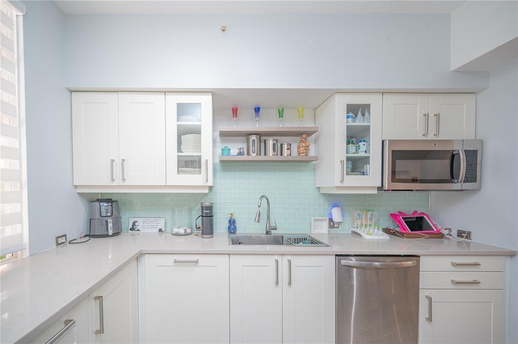 2841 NE 185th Street 514, Miami, FL 33180, Miami - Photo 2