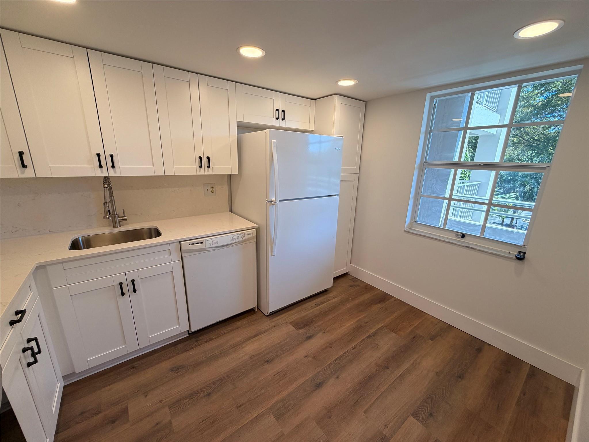 605 Oaks Drive 406, Pompano Beach, FL 33069, Pompano Beach - Photo 2