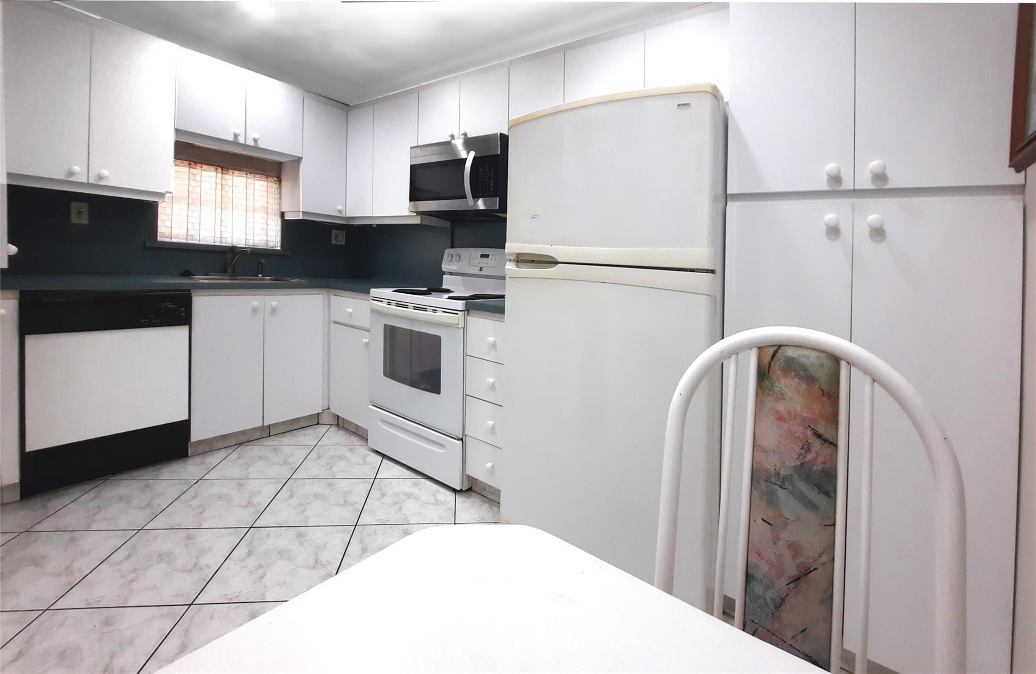 , Pembroke Pines - Photo 2
