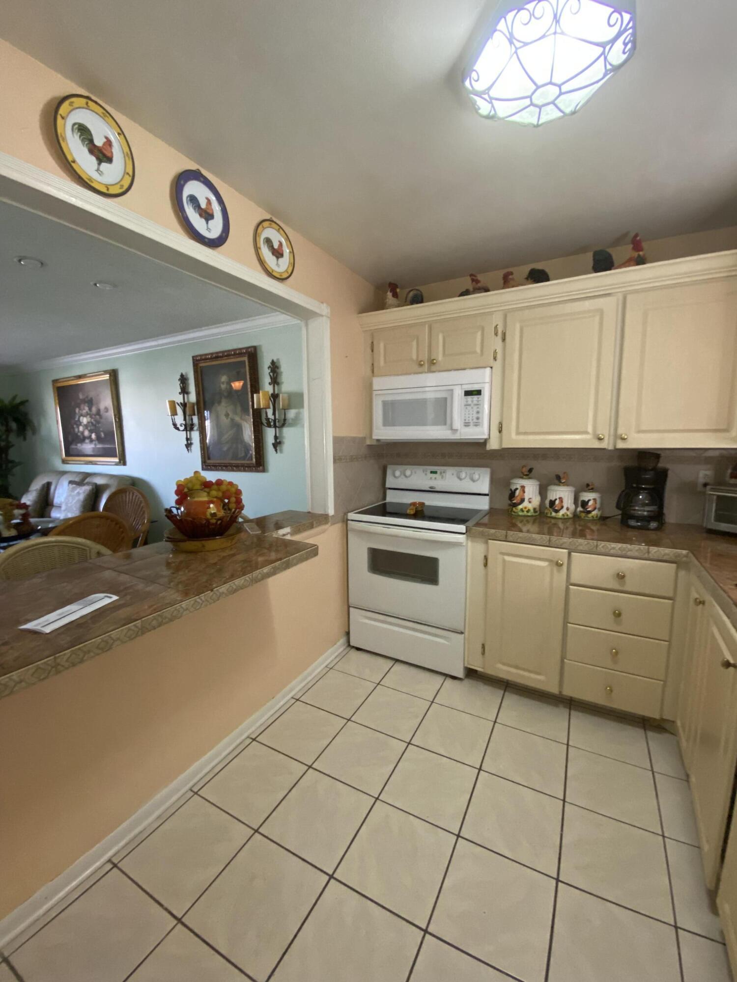 715 Lori Drive 302, Palm Springs, FL 33461, Palm Springs - Photo 3