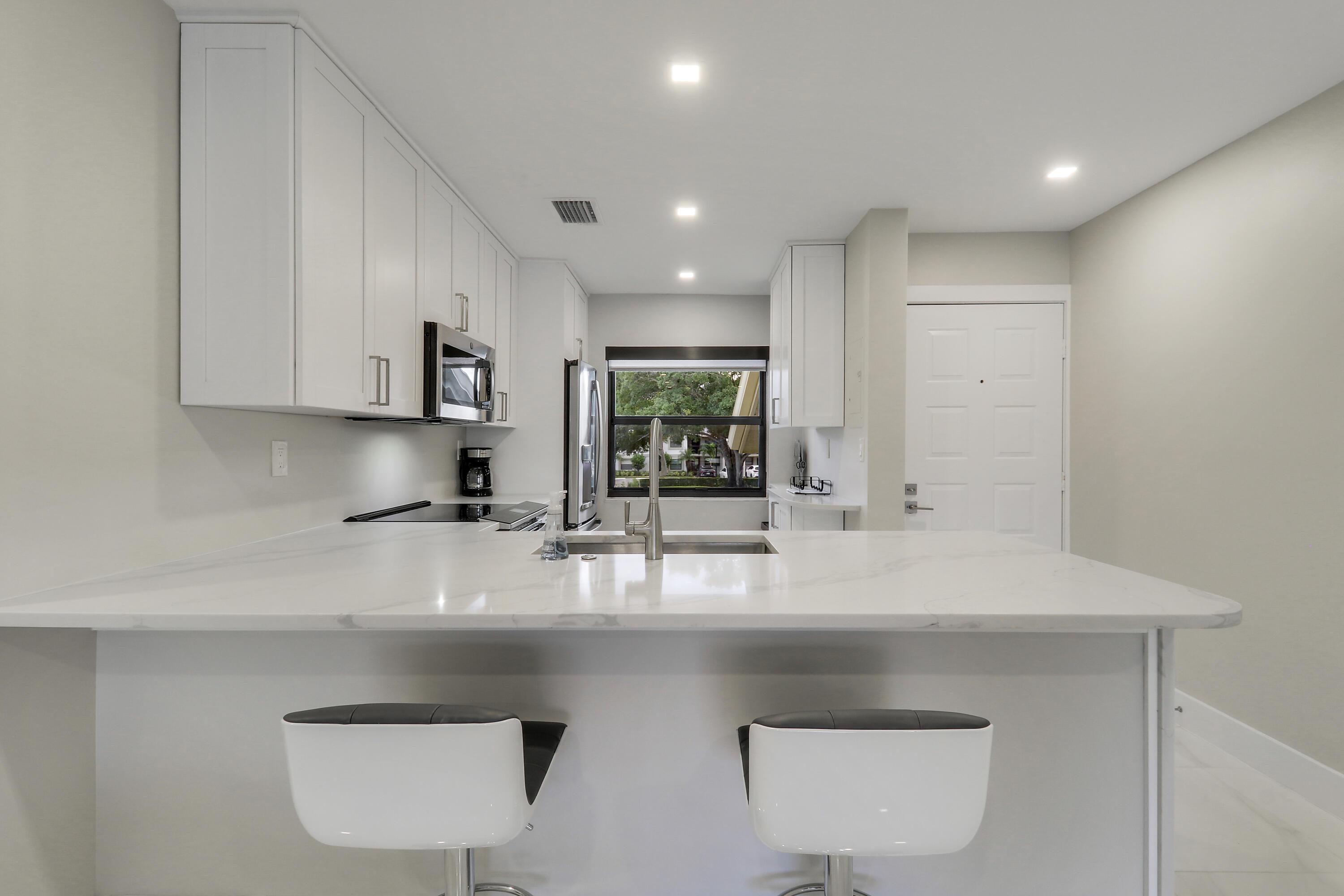 12911 Briarlake Drive 202, Palm Beach Gardens, FL 33418, Palm Beach Gardens - Photo 2