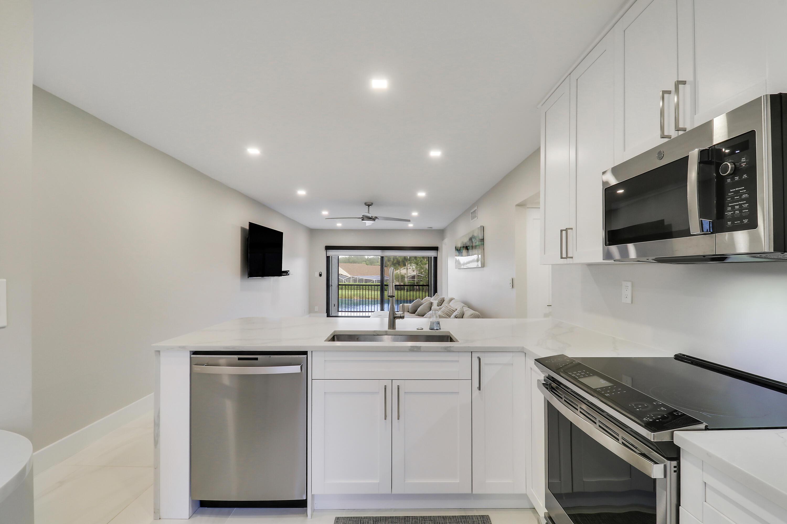 12911 Briarlake Drive 202, Palm Beach Gardens, FL 33418, Palm Beach Gardens - Photo 5