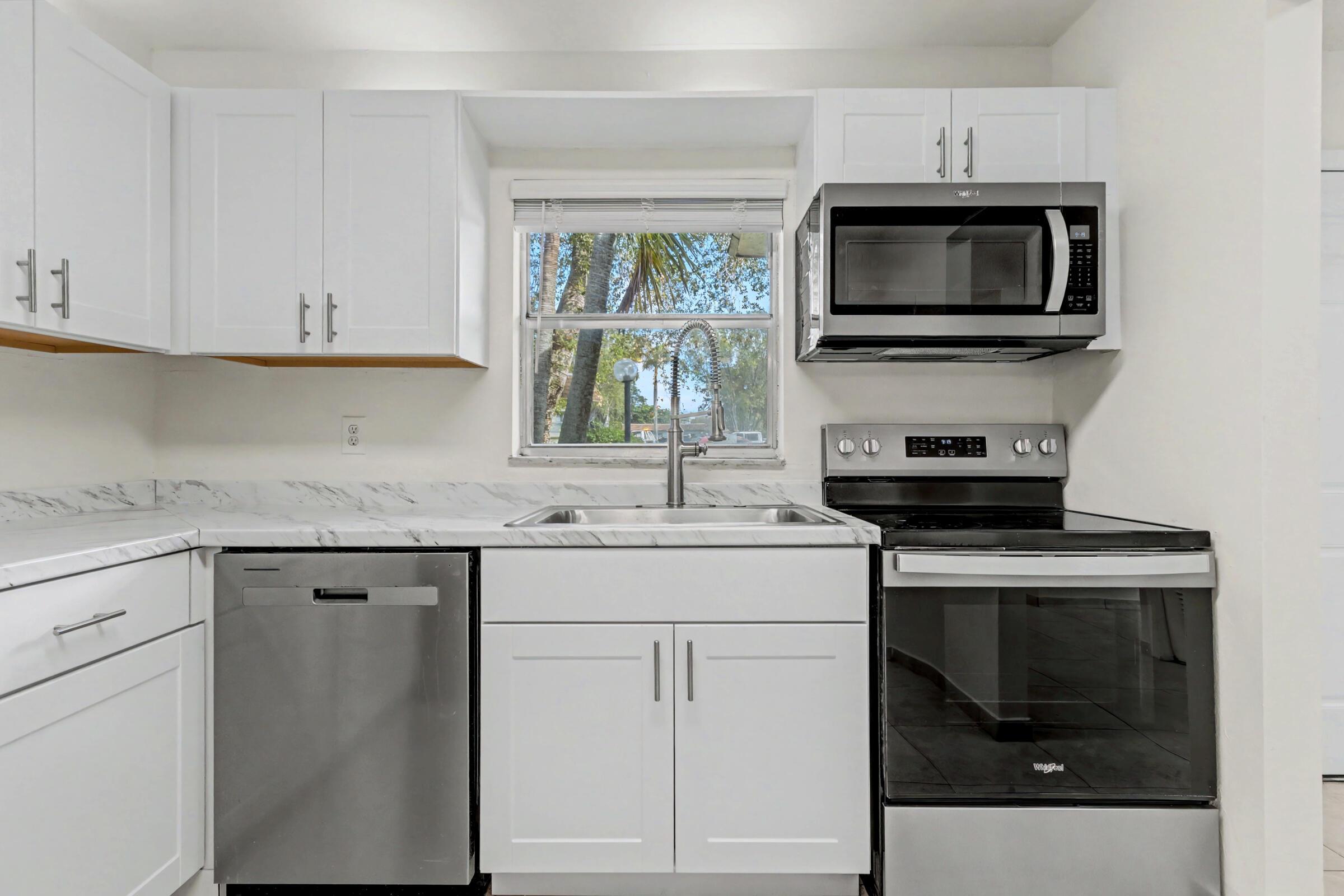 437 SW Natura Avenue F, Deerfield Beach, FL 33441, Deerfield Beach - Photo 2