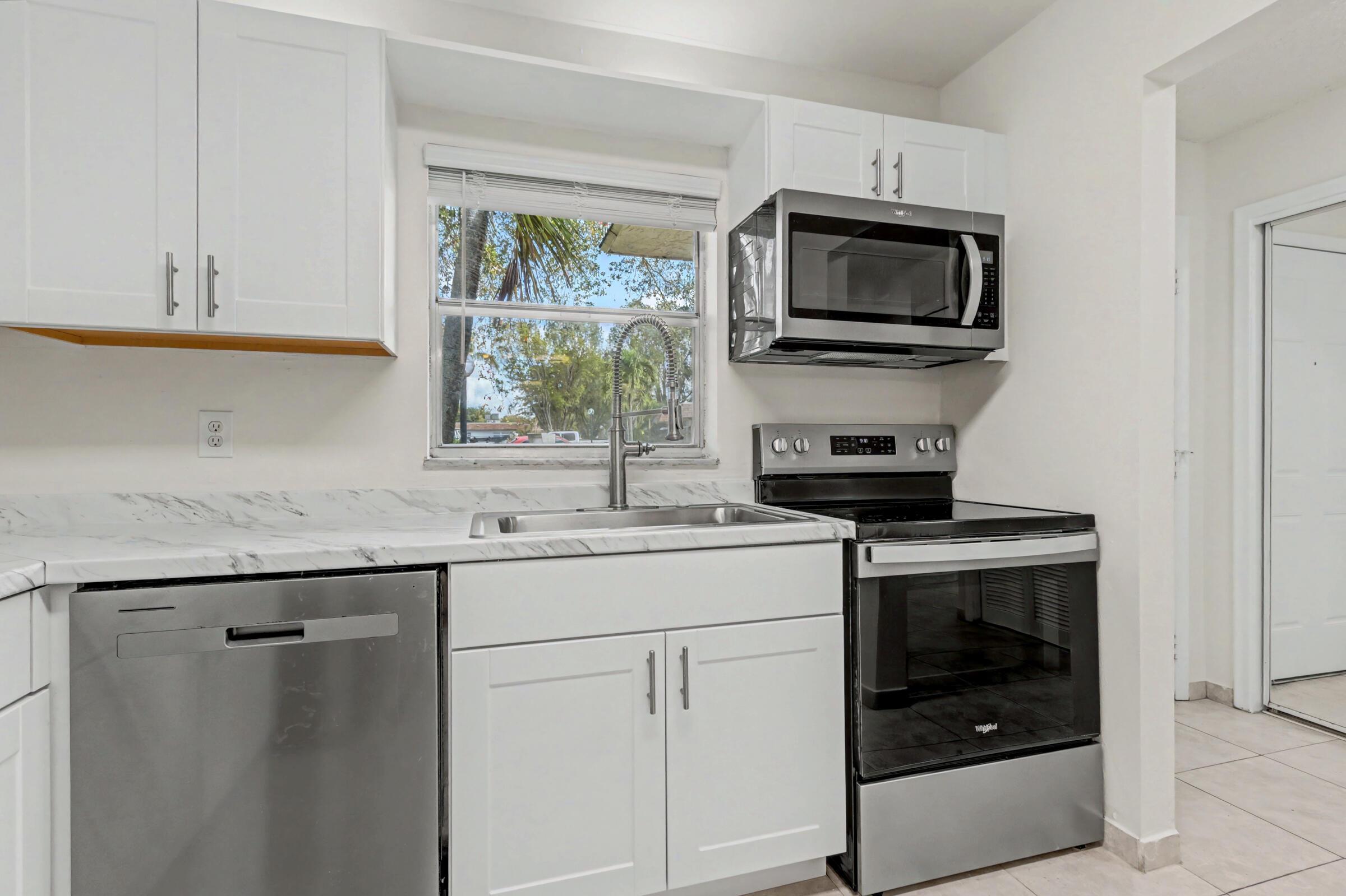 437 SW Natura Avenue F, Deerfield Beach, FL 33441, Deerfield Beach - Photo 3
