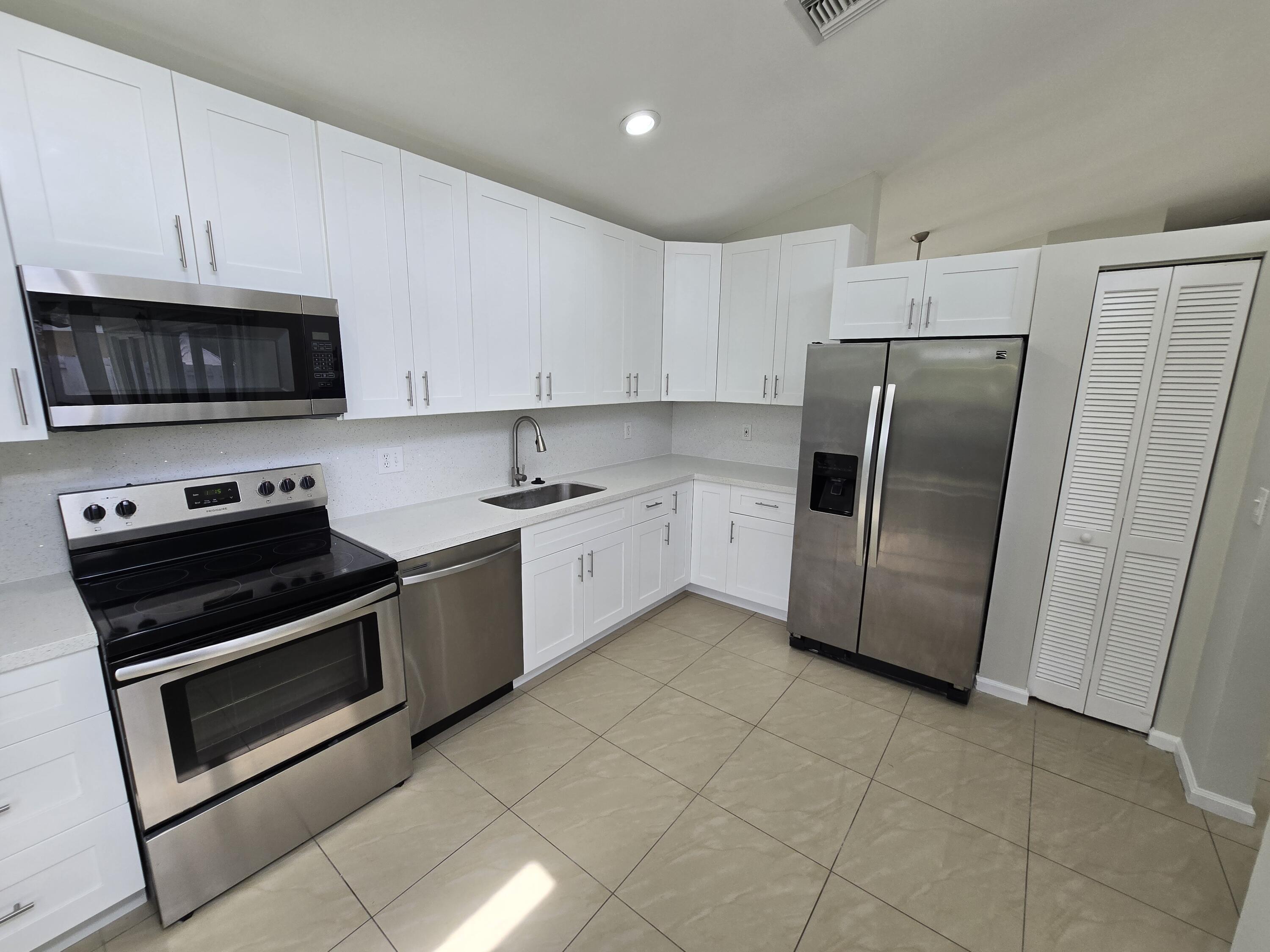 1041 Fairfax Circle W, Boynton Beach, FL 33436, Boynton Beach - Photo 4