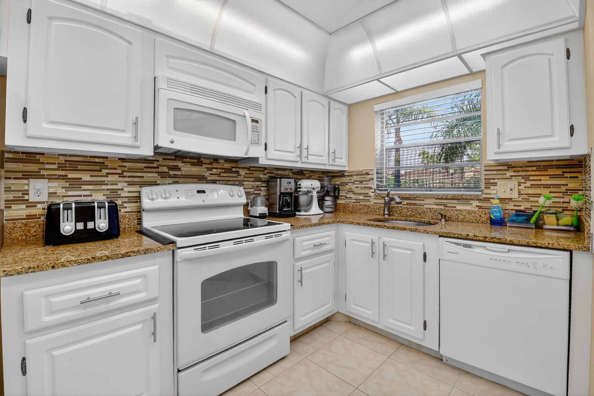 3810 Via Poinciana 206, Lake Worth, FL 33467, Lake Worth - Photo 5