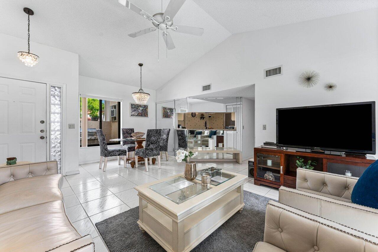 10 Via De Casas Sur 104, Boynton Beach, FL 33426, Boynton Beach - Photo 2