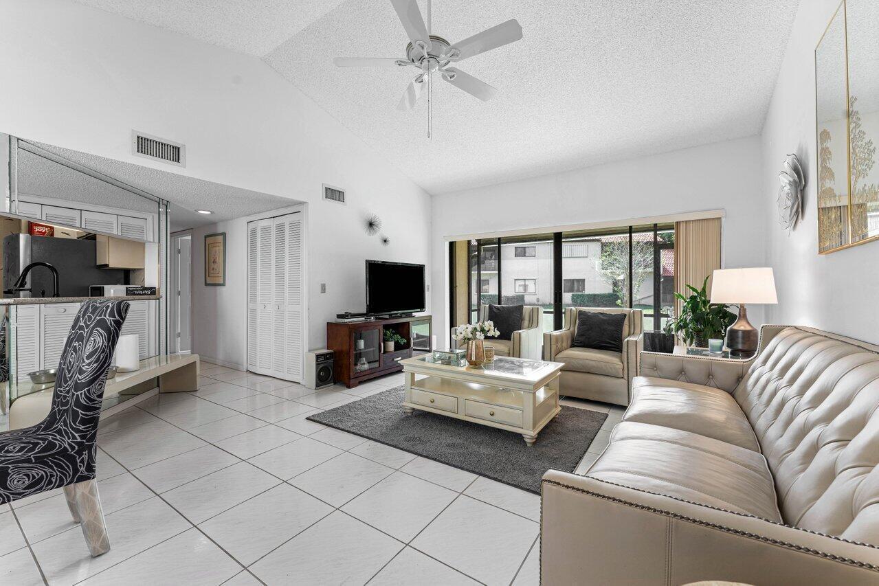 10 Via De Casas Sur 104, Boynton Beach, FL 33426, Boynton Beach - Photo 4