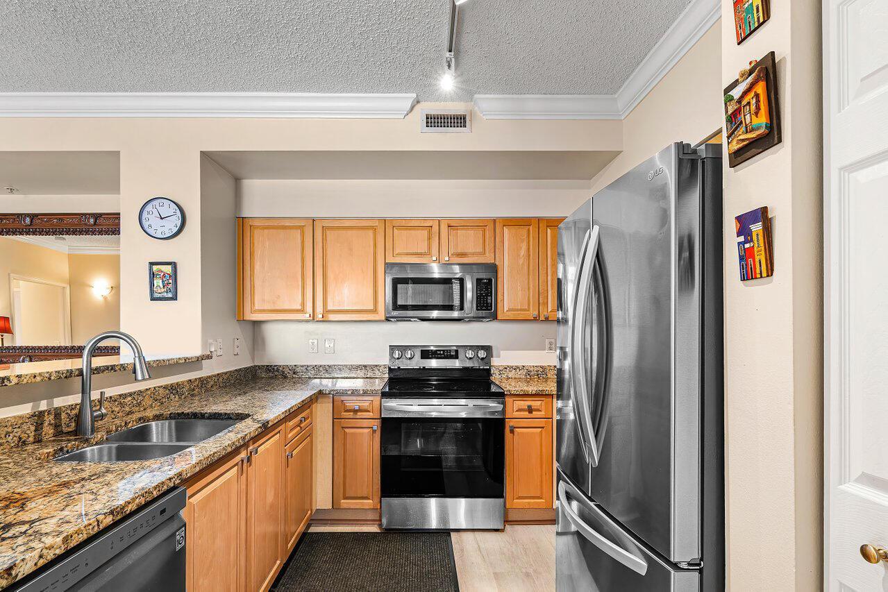 616 Clearwater Park Road 1206, West Palm Beach, FL 33401, West Palm Beach - Photo 3