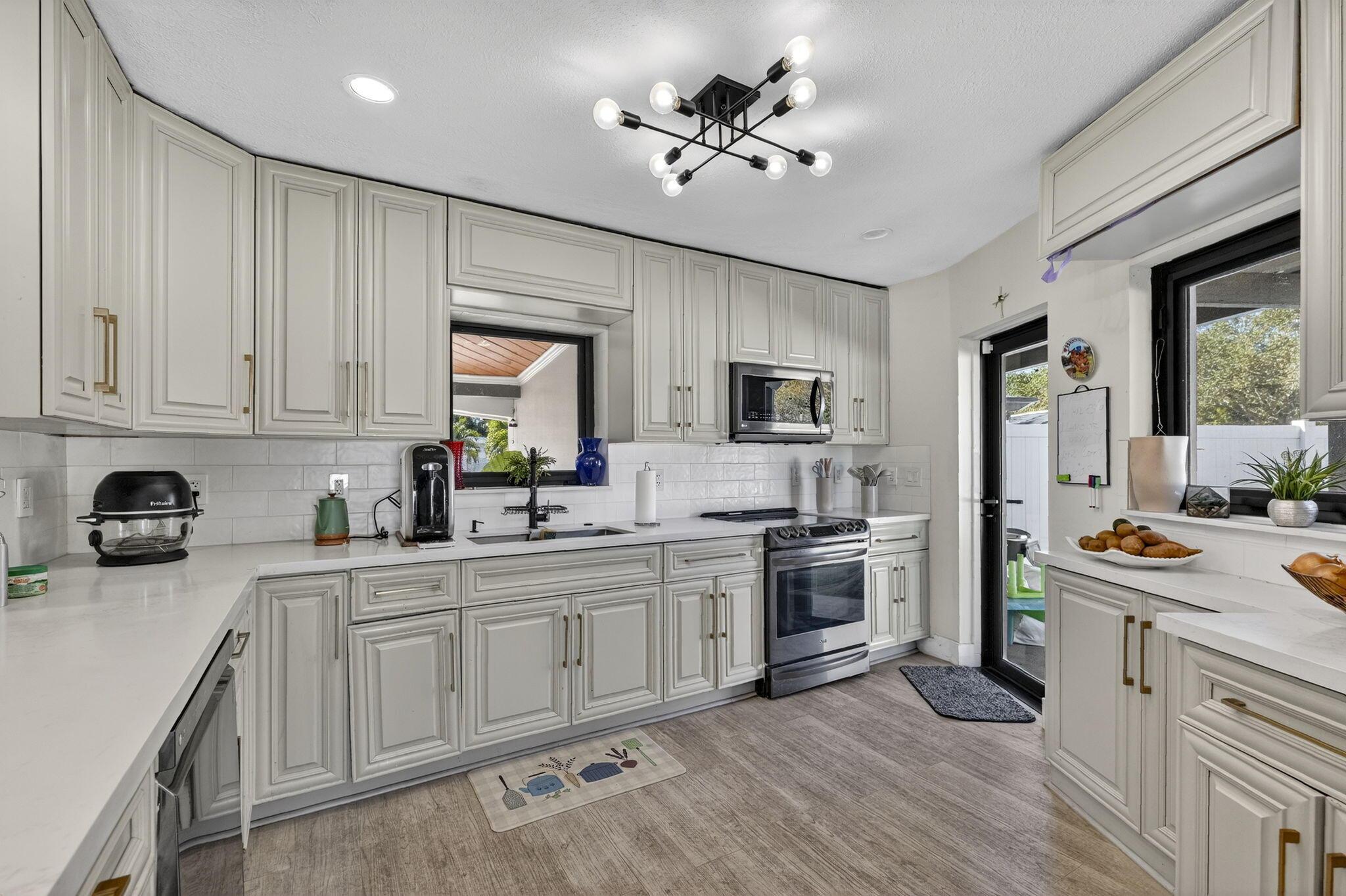 2601 NE 8th Court, Pompano Beach, FL 33062, Pompano Beach - Photo 2