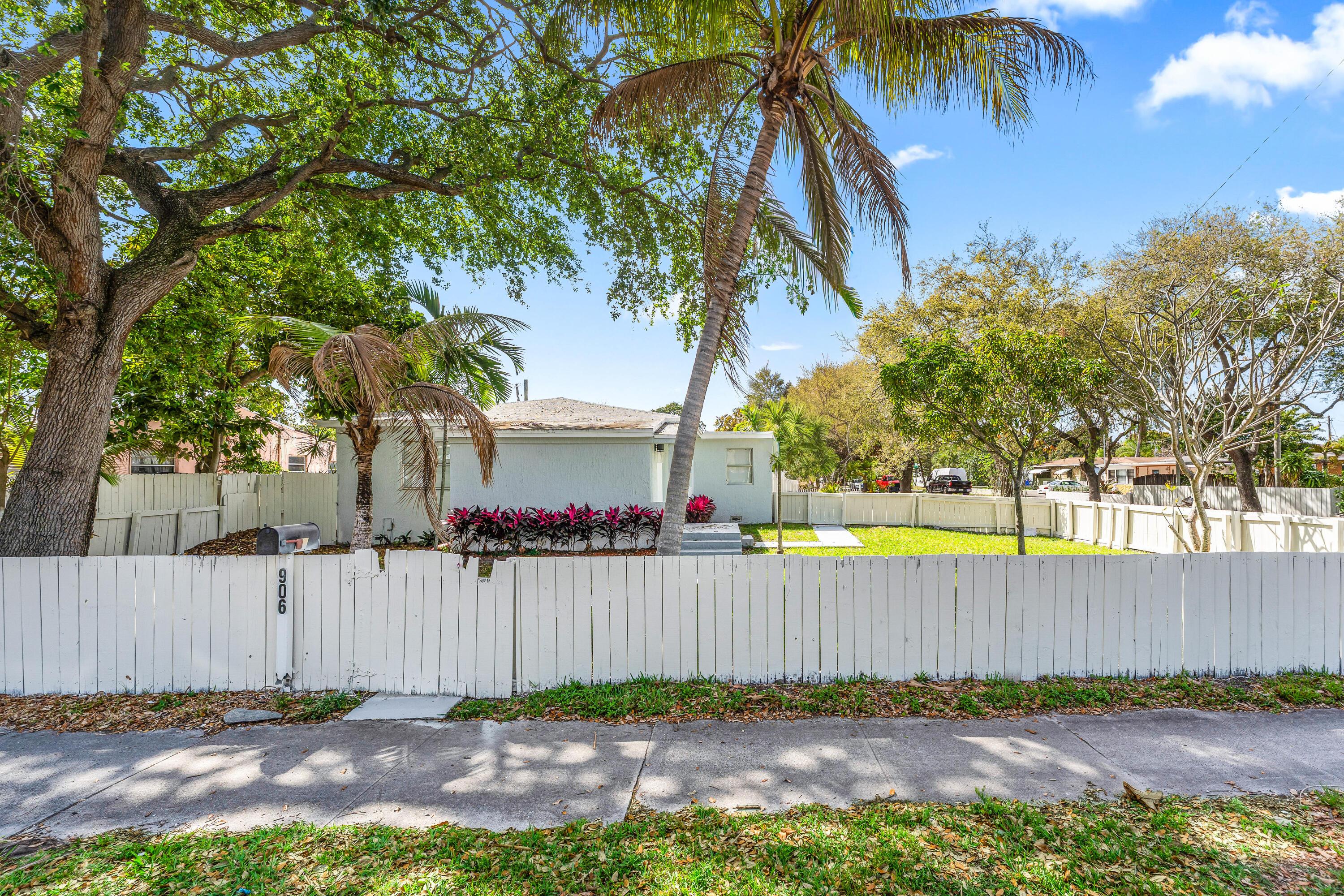 906 S 26th Avenue, Hollywood, FL 33020, Hollywood - Photo 2