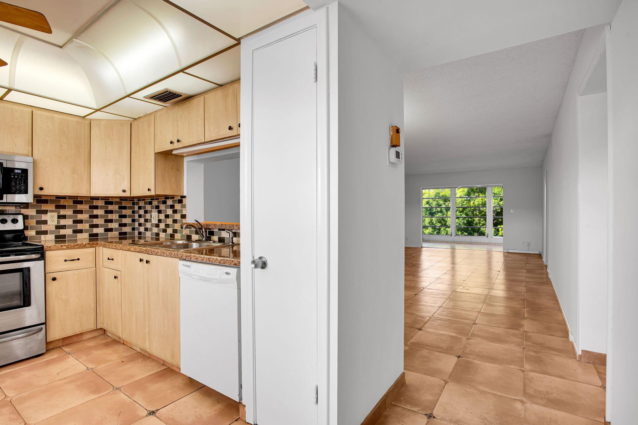3301 Aruba Way K4, Coconut Creek, FL 33066, Coconut Creek - Photo 3